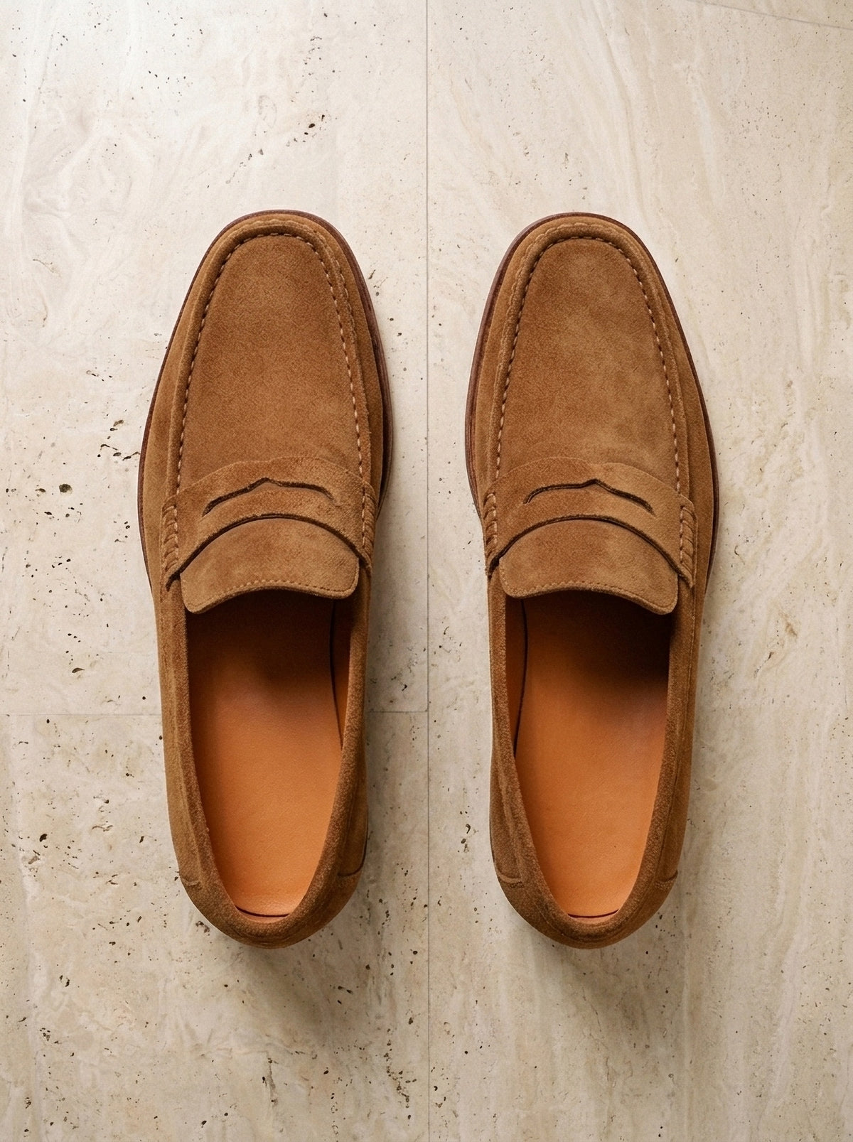 Marrom | Penny loafer de camurça Kalamata marrom – par visto de cima