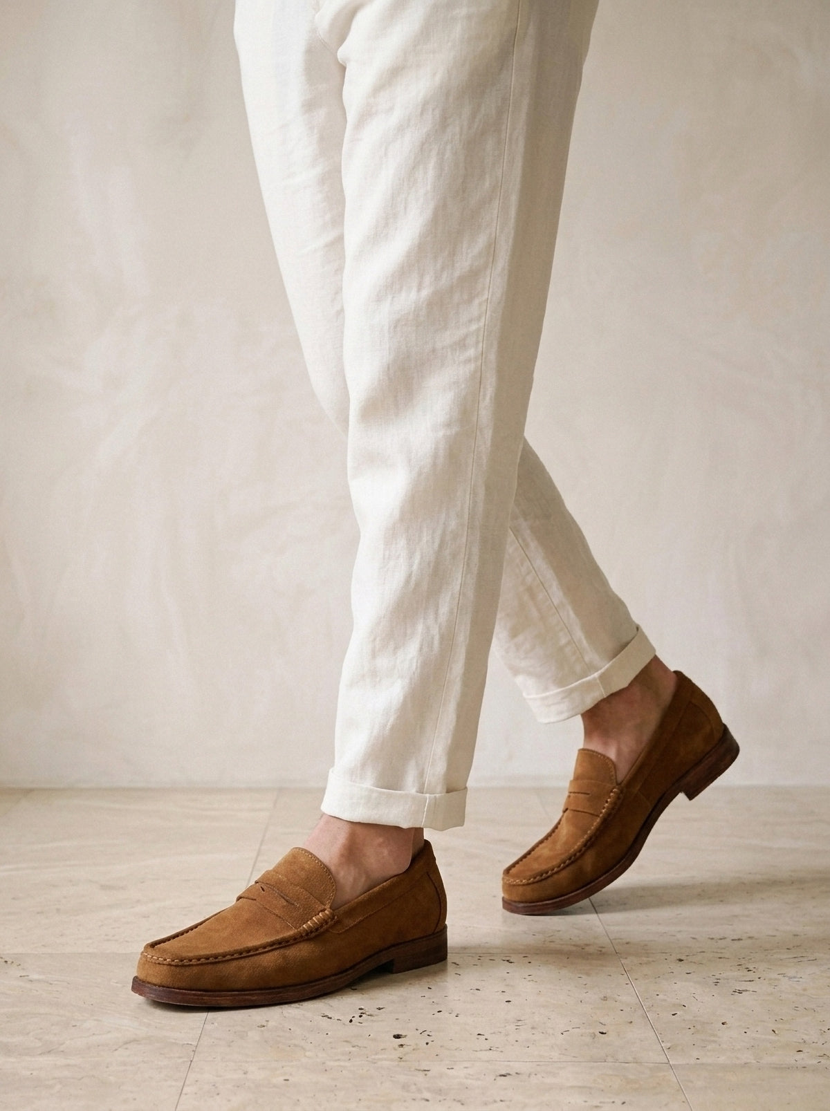 Marrom | Penny loafer de camurça Kalamata marrom – nos pés, caminhando