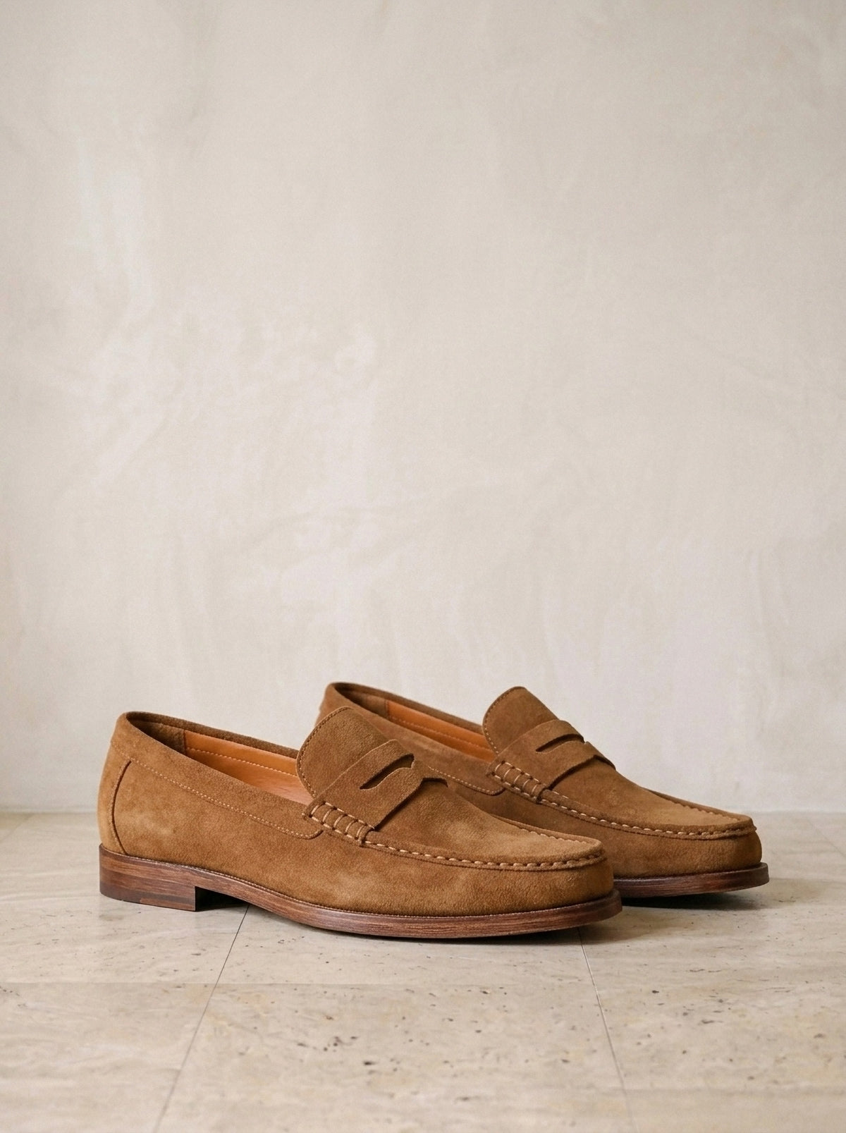 Marrom | Penny loafer de camurça Kalamata marrom – par de lado, foto de produto