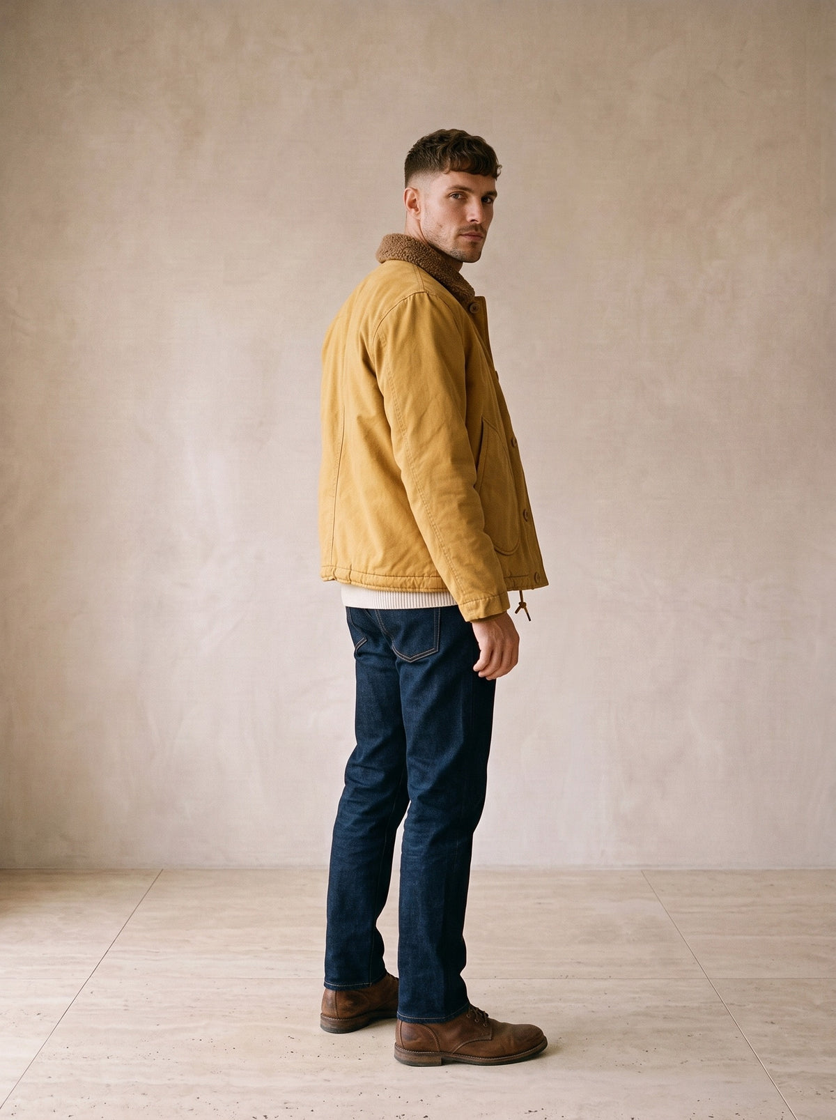 Amarelo | Jaqueta de algodão e lã Kalmar amarelo – costas, olhando por cima do ombro