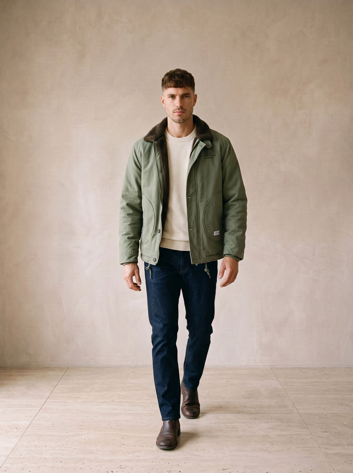 Verde | Jaqueta de algodão e lã Kalmar verde – corpo inteiro, modelo caminhando