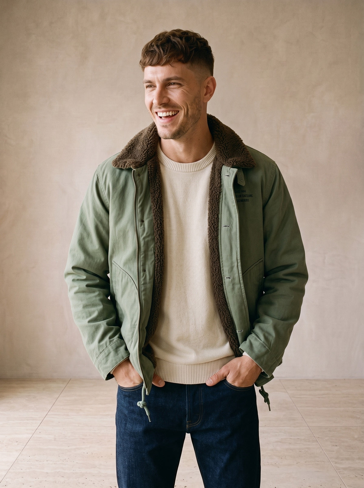 Verde | Jaqueta de algodão e lã Kalmar verde – modelo sorrindo, recorte médio