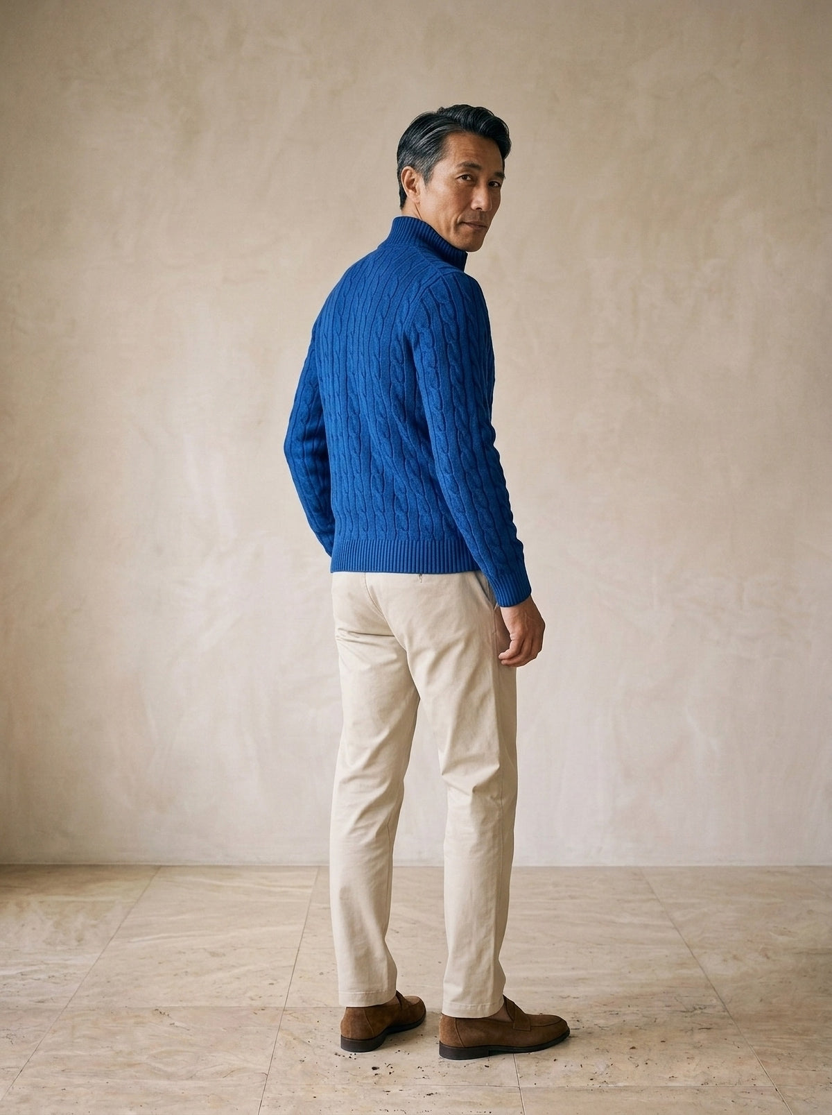 Azul | Suéter de tricot fino Kandersteg azul – costas, olhando por cima do ombro