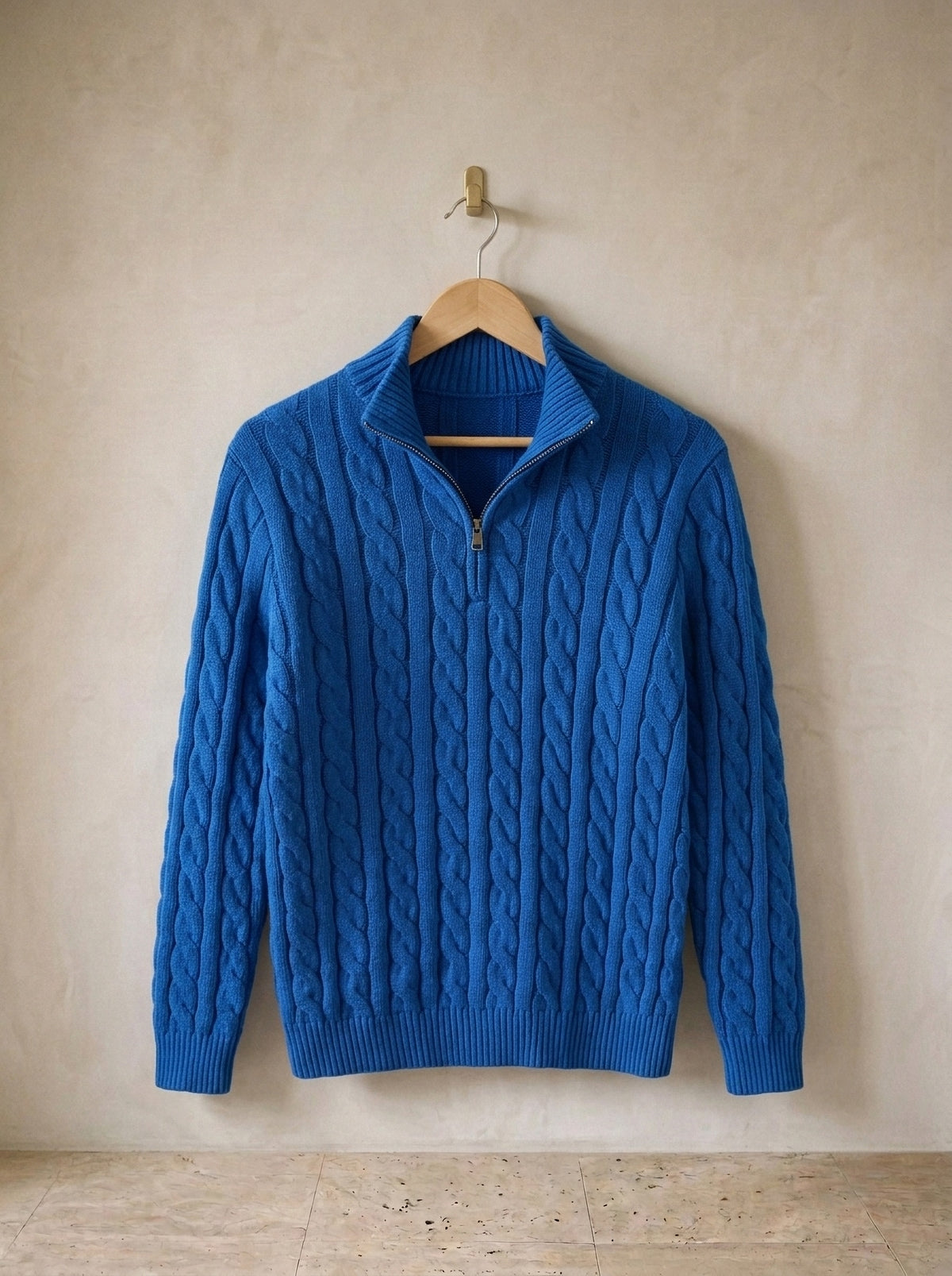 Azul | Suéter de tricot fino Kandersteg azul – peça sozinha, no cabide de madeira