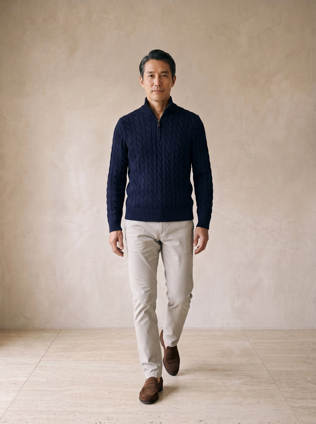 Azul-marinho | Suéter de tricot fino Kandersteg azul-marinho – corpo inteiro, modelo caminhando