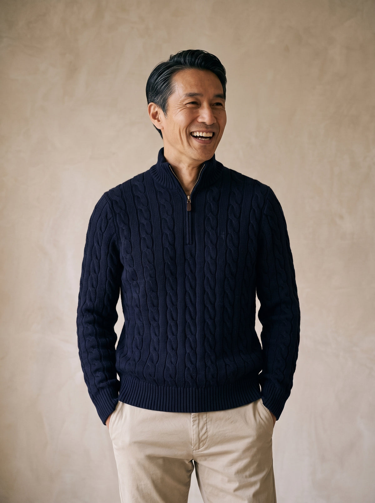 Azul-marinho | Suéter de tricot fino Kandersteg azul-marinho – modelo sorrindo, recorte médio