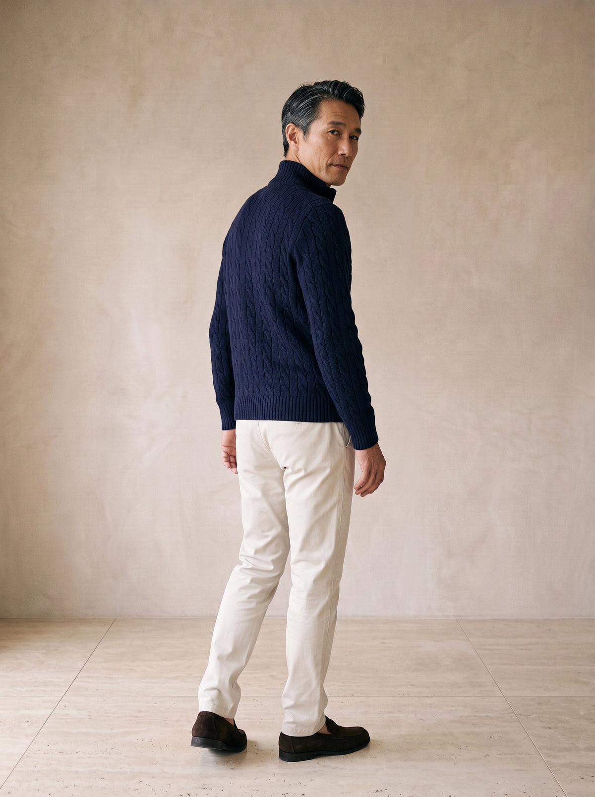 Azul-marinho | Suéter de tricot fino Kandersteg azul-marinho – costas, olhando por cima do ombro