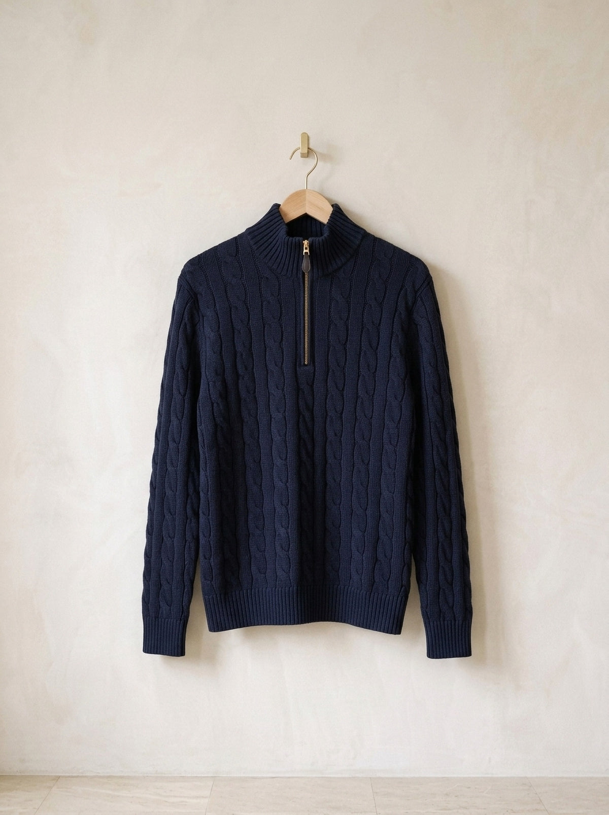 Azul-marinho | Suéter de tricot fino Kandersteg azul-marinho – peça sozinha, no cabide de madeira