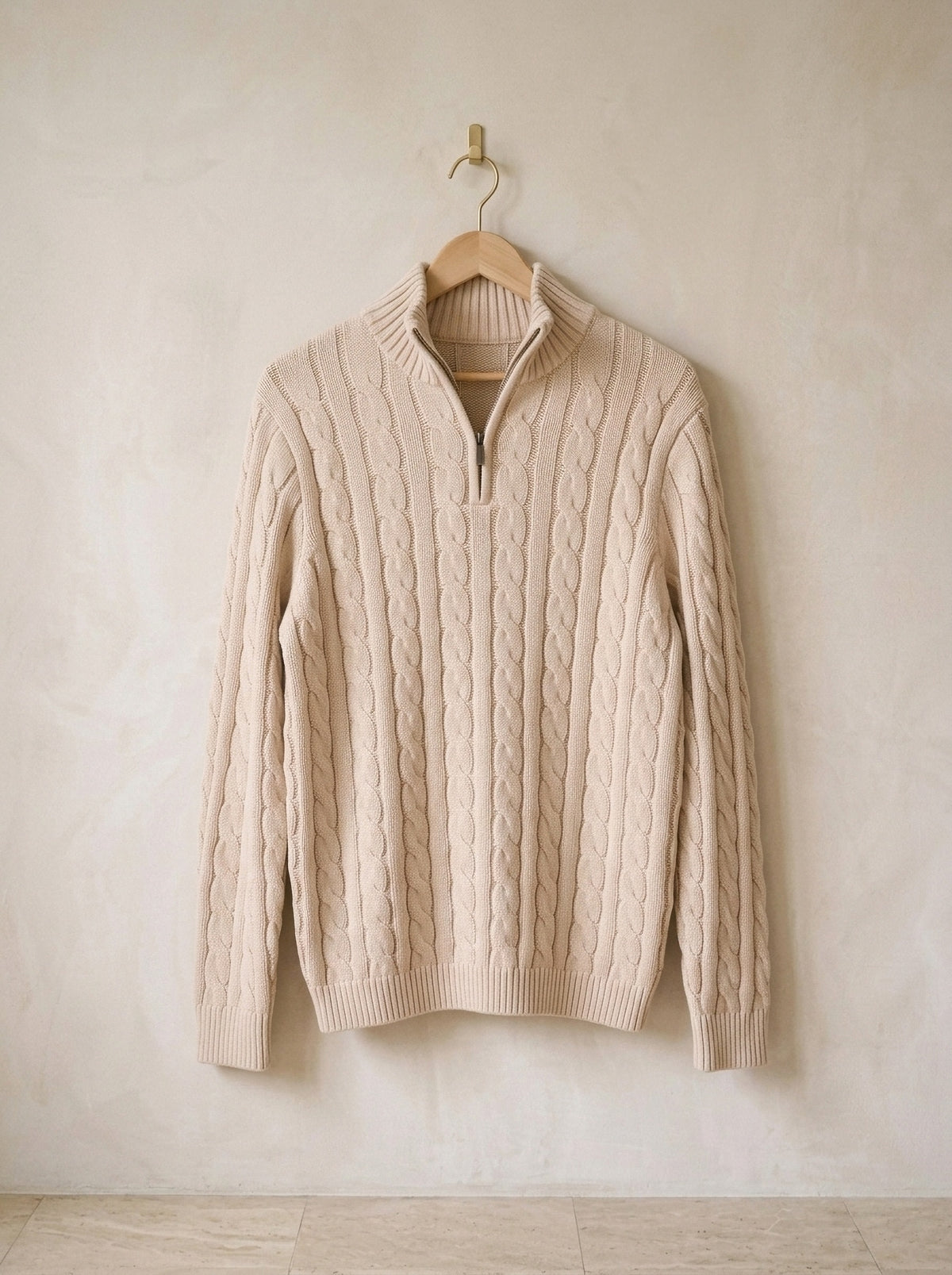 Bege | Suéter de tricot fino Kandersteg bege – peça sozinha, no cabide de madeira