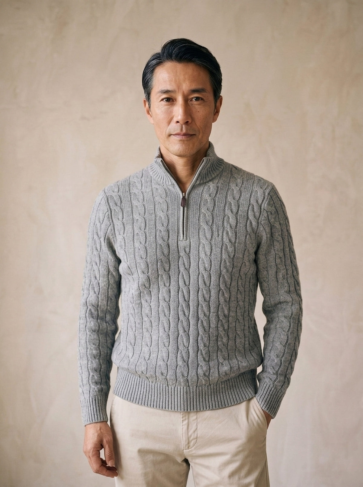 Cinza | Suéter de tricot fino Kandersteg cinza – vista de frente, recorte próximo