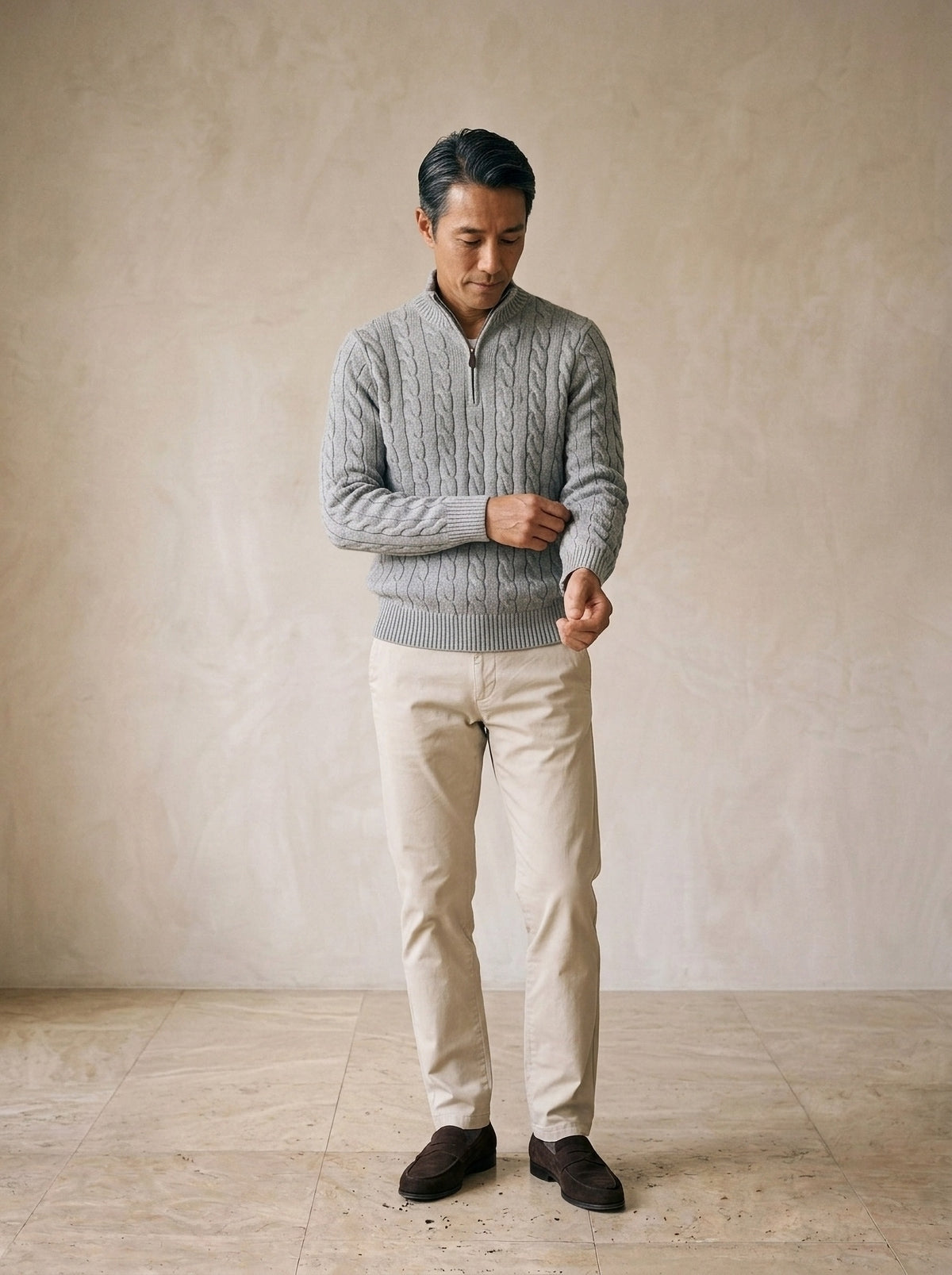 Cinza | Suéter de tricot fino Kandersteg cinza – modelo ajustando a manga