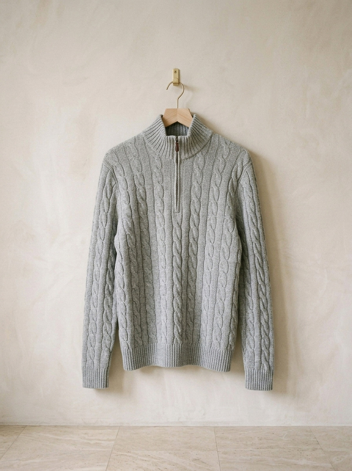 Cinza | Suéter de tricot fino Kandersteg cinza – peça sozinha, no cabide de madeira