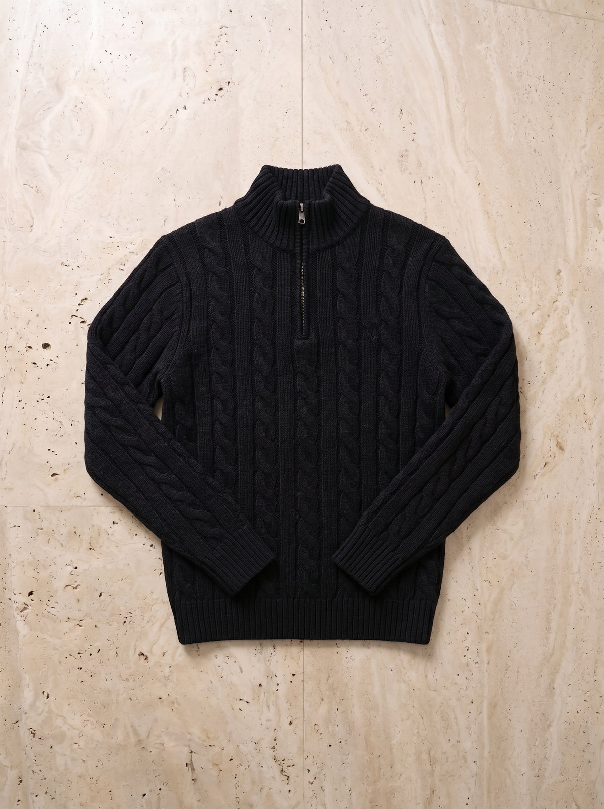 Preto | Suéter de tricot fino Kandersteg preto – peça sozinha vista de cima
