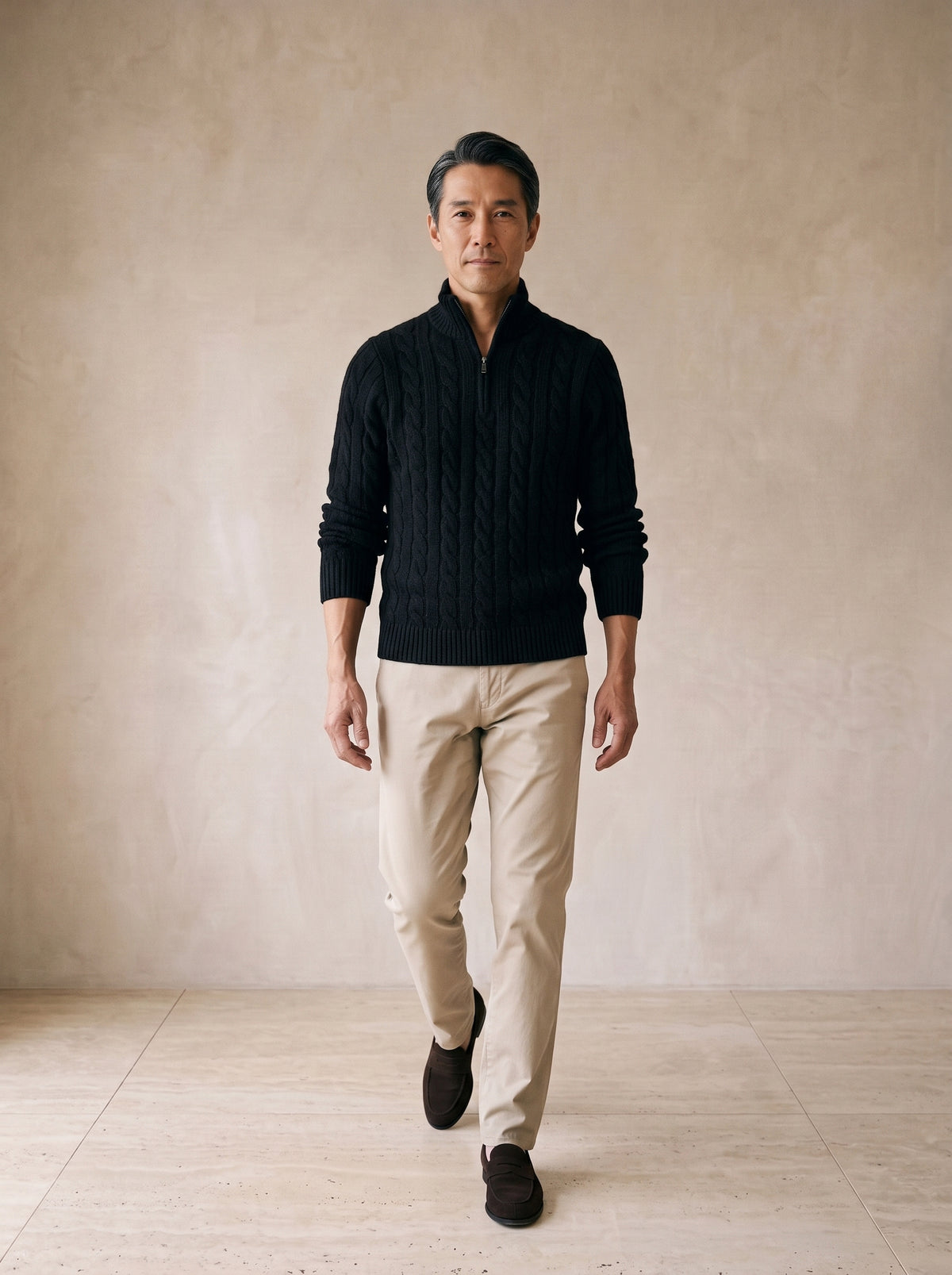 Preto | Suéter de tricot fino Kandersteg preto – corpo inteiro, modelo caminhando