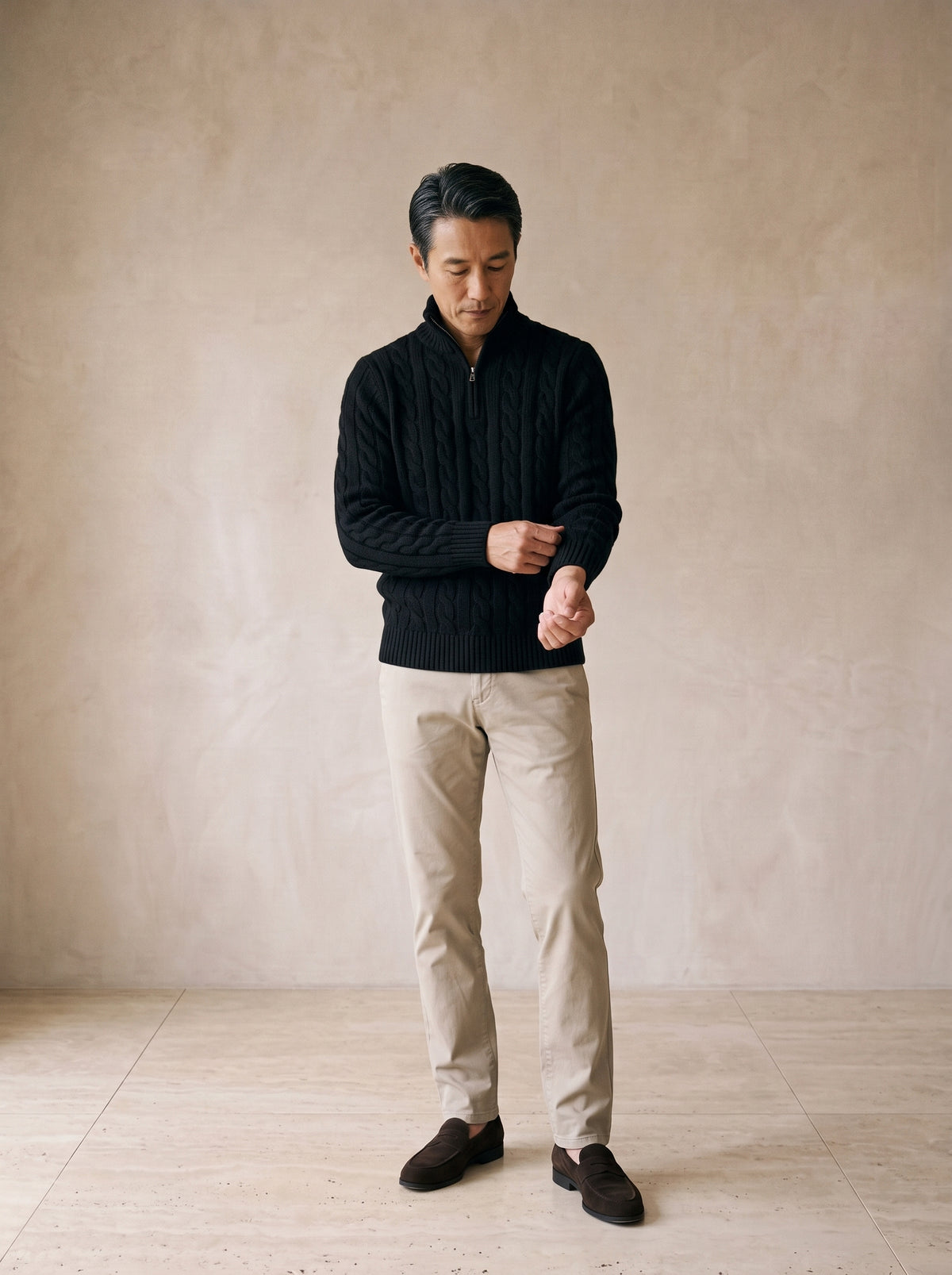 Preto | Suéter de tricot fino Kandersteg preto – modelo ajustando a manga