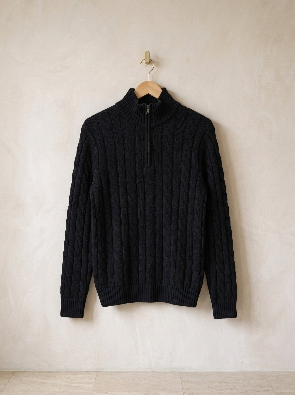 Preto | Suéter de tricot fino Kandersteg preto – peça sozinha, no cabide de madeira