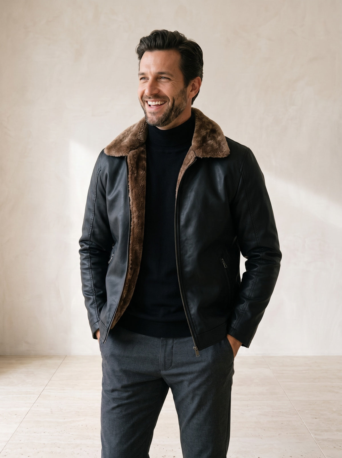 Preto | Jaqueta de couro ecológico com gola de pelo Karlstad preto – modelo sorrindo, recorte médio