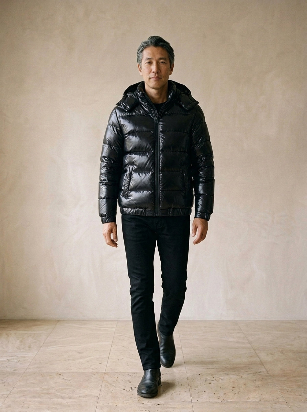 Preto | Jaqueta puffer brilhante com capuz Kaunas preto – corpo inteiro, modelo caminhando