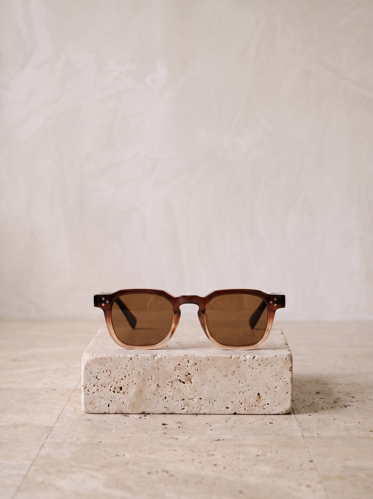 Marrom | Óculos de sol de acetato quadrado com rebites Kefalonia marrom – peça sozinha, foto de produto