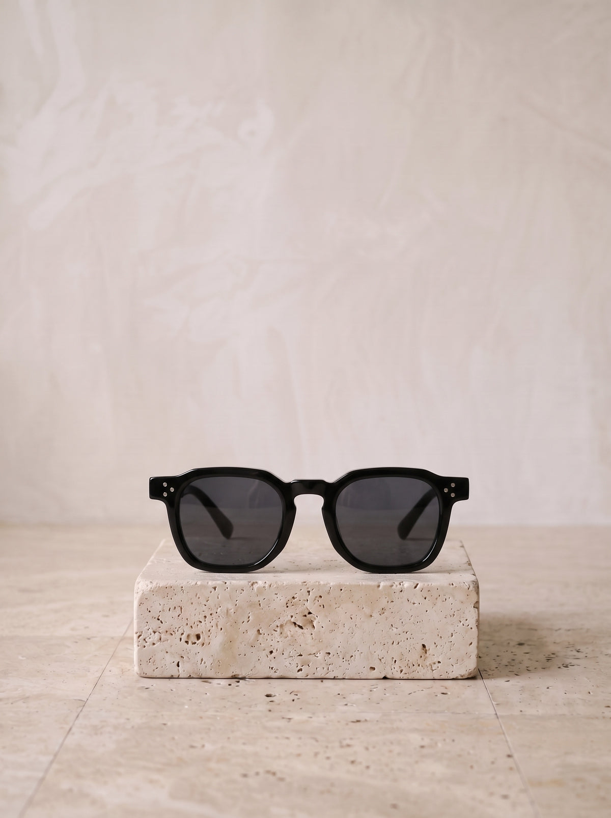 Preto | Óculos de sol de acetato quadrado com rebites Kefalonia preto – peça sozinha, foto de produto