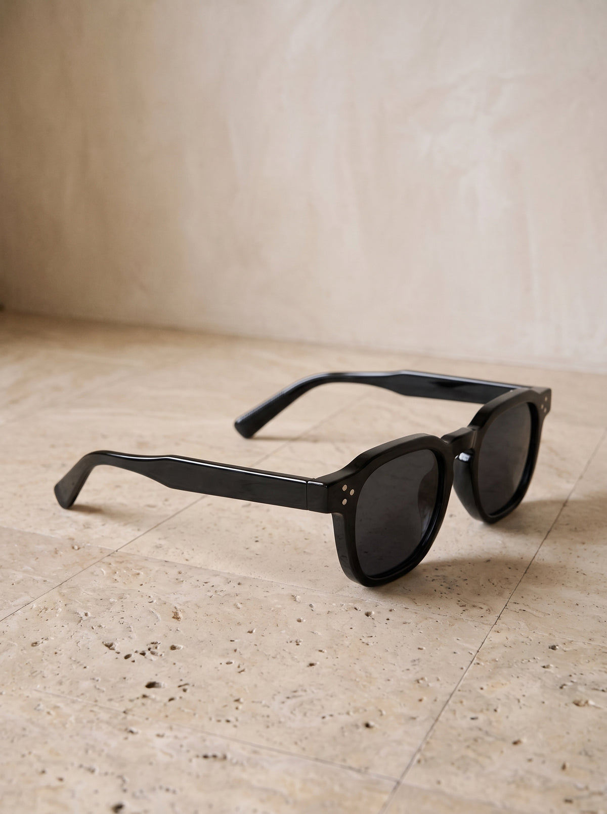 Preto | Óculos de sol de acetato quadrado com rebites Kefalonia preto – vista lateral, detalhe da haste