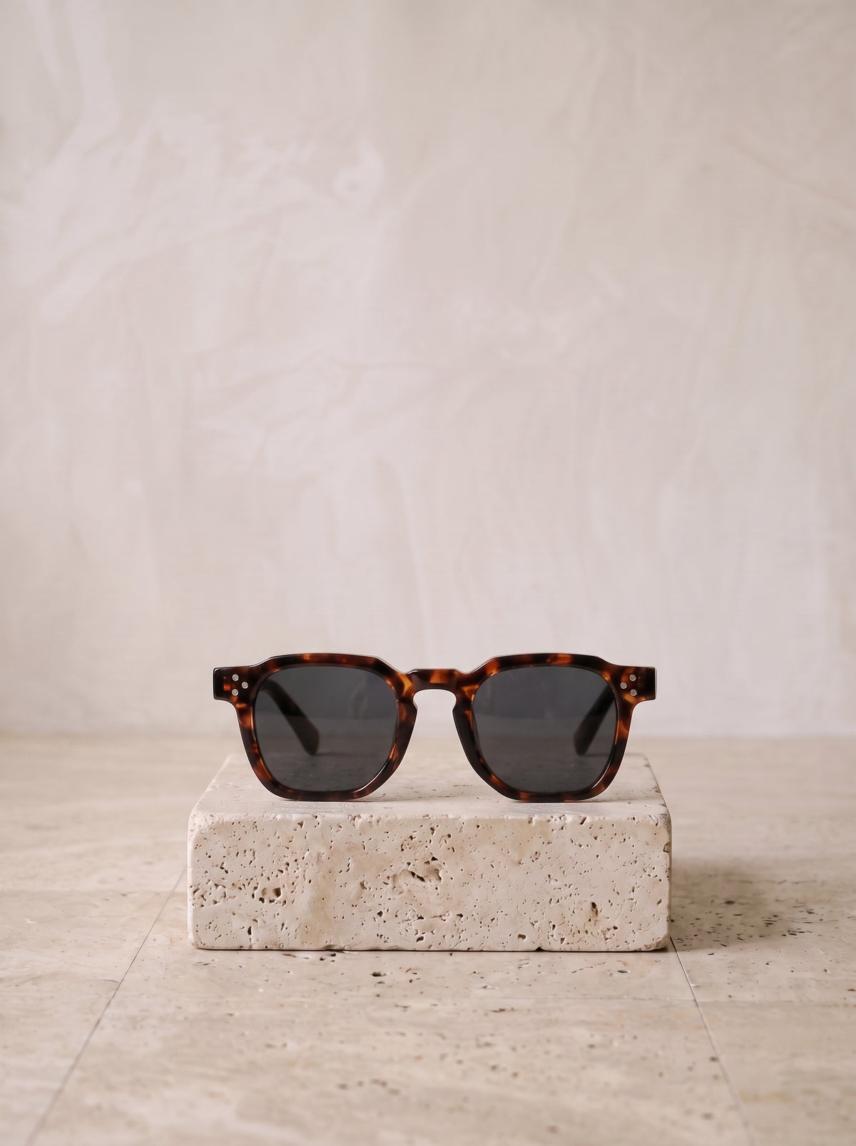 Tartaruga | Óculos de sol de acetato quadrado com rebites Kefalonia tartaruga – peça sozinha, foto de produto