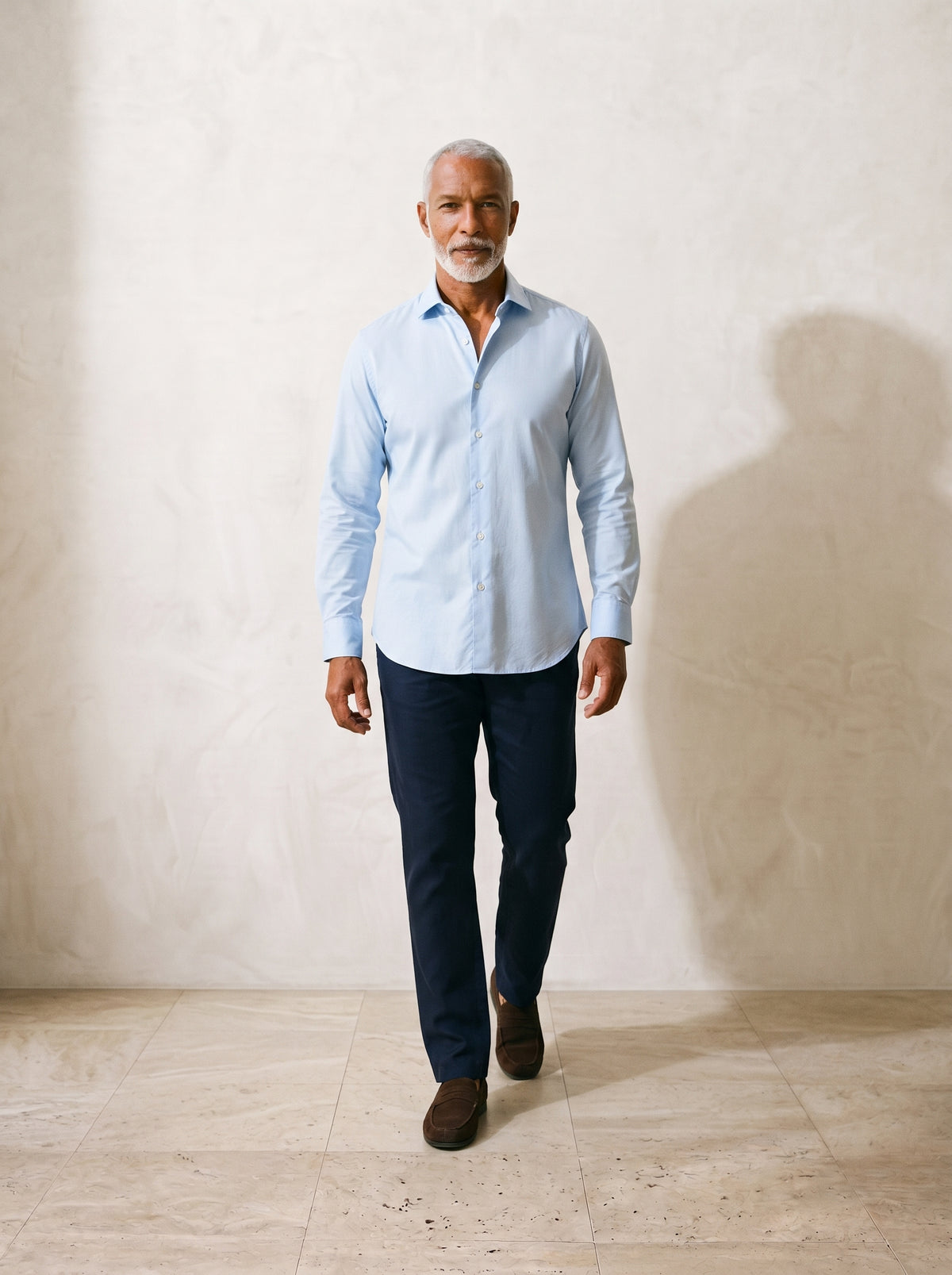 Azul-claro | Camisa lisa manga longa Kilkenny azul-claro – corpo inteiro, modelo caminhando