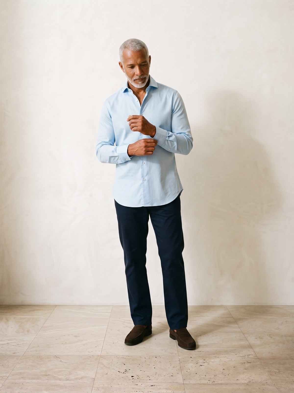 Azul-claro | Camisa lisa manga longa Kilkenny azul-claro – modelo ajustando a manga