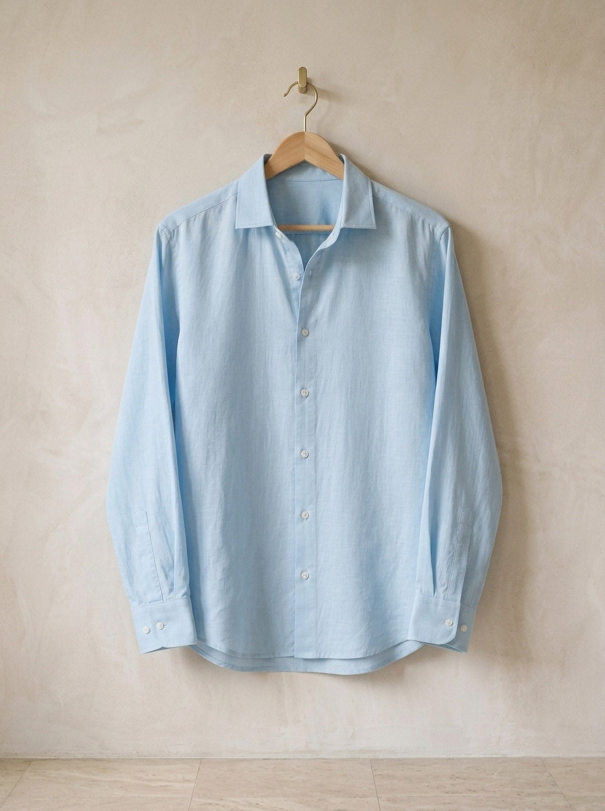 Azul-claro | Camisa lisa manga longa Kilkenny azul-claro – peça sozinha, no cabide de madeira