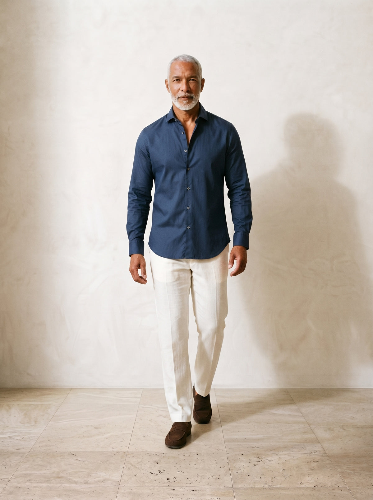 Azul-escuro | Camisa lisa manga longa Kilkenny azul-escuro – corpo inteiro, modelo caminhando