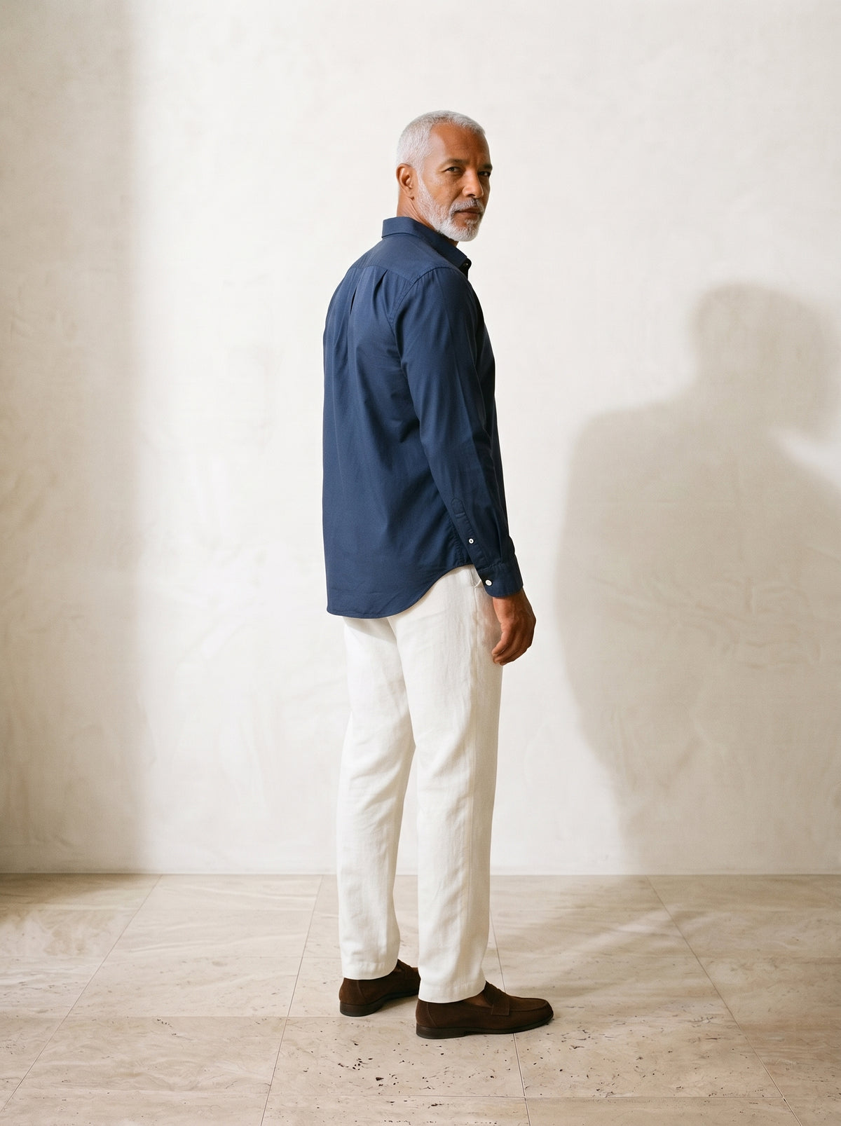Azul-escuro | Camisa lisa manga longa Kilkenny azul-escuro – costas, olhando por cima do ombro