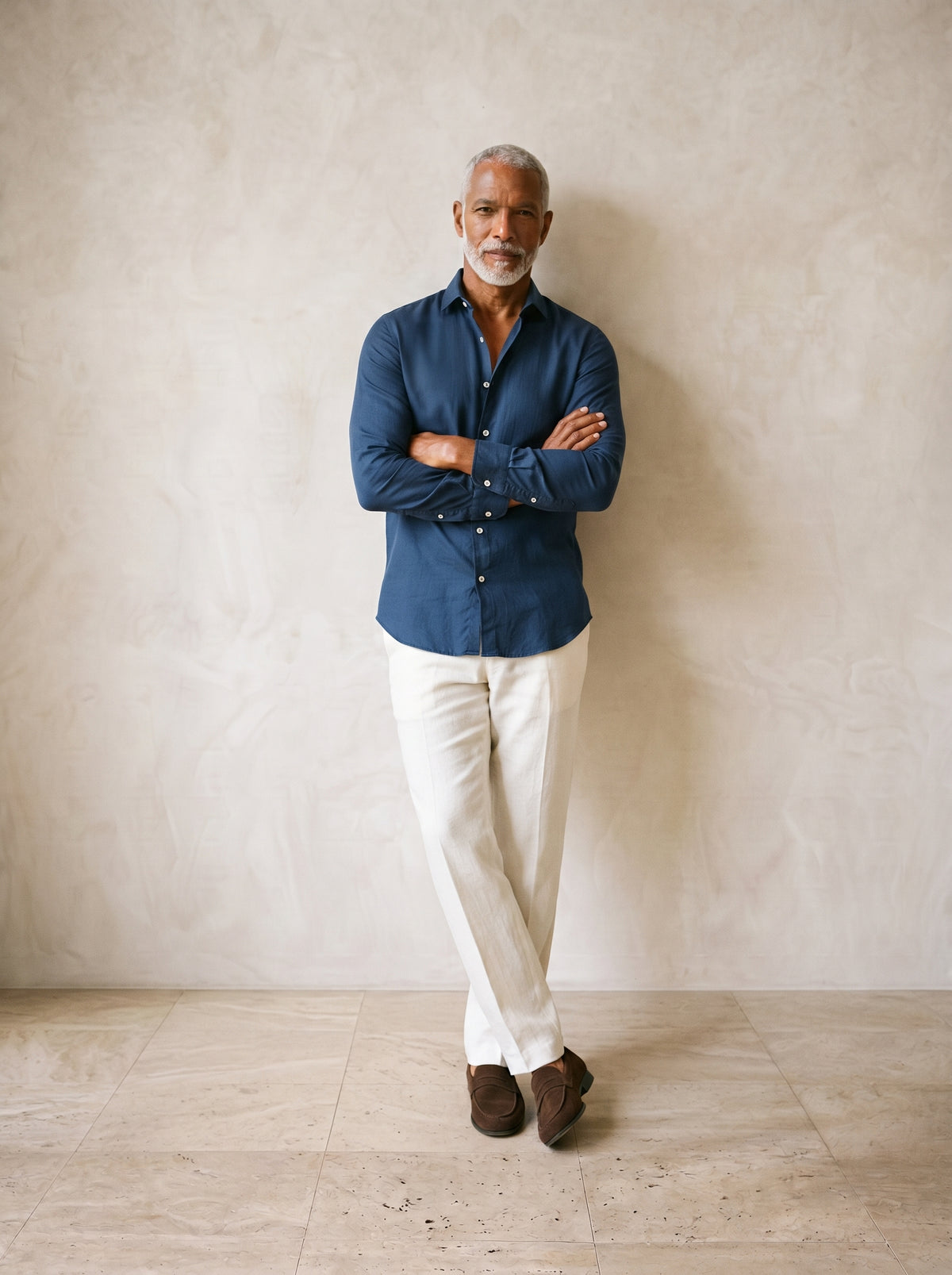 Azul-escuro | Camisa lisa manga longa Kilkenny azul-escuro – modelo encostado na parede