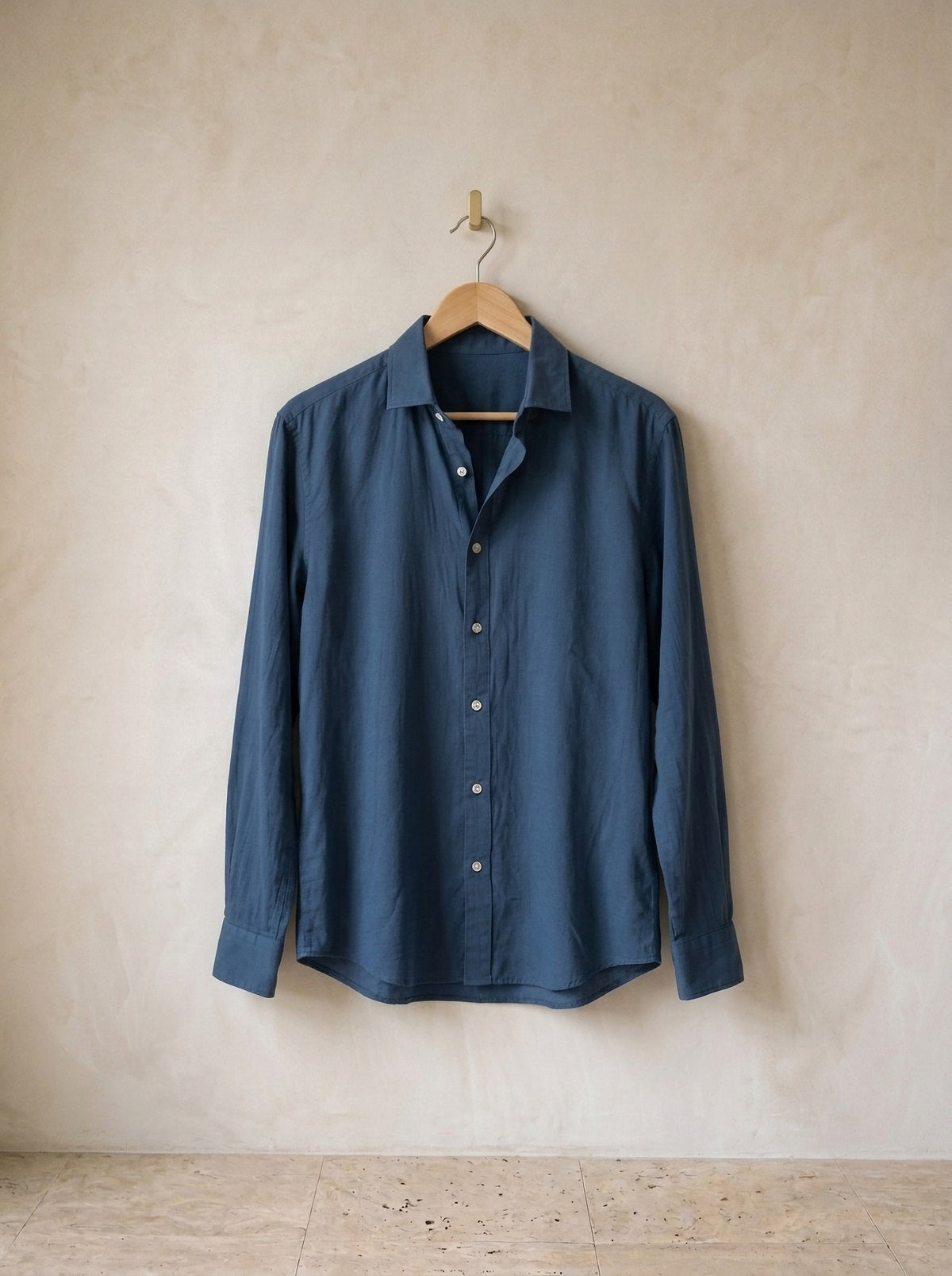 Azul-escuro | Camisa lisa manga longa Kilkenny azul-escuro – peça sozinha, no cabide de madeira