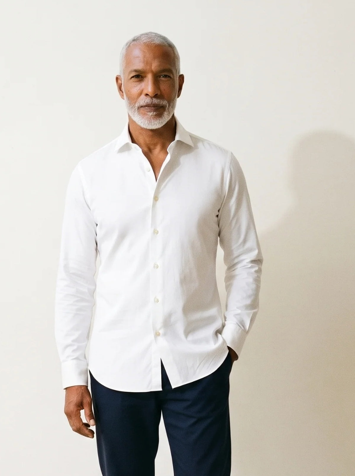 Branco | Camisa lisa manga longa Kilkenny branco – vista de frente, recorte próximo