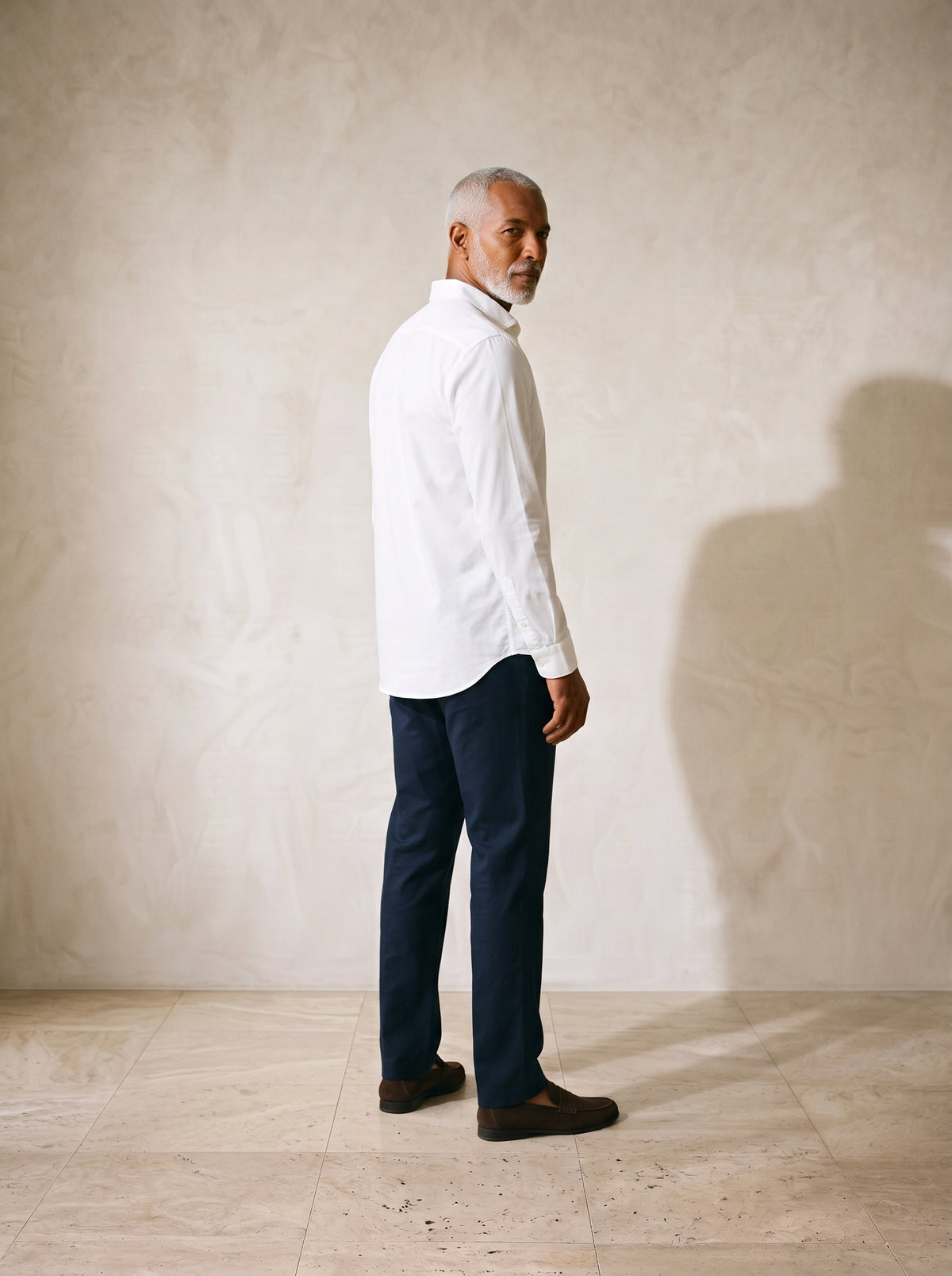 Branco | Camisa lisa manga longa Kilkenny branco – costas, olhando por cima do ombro