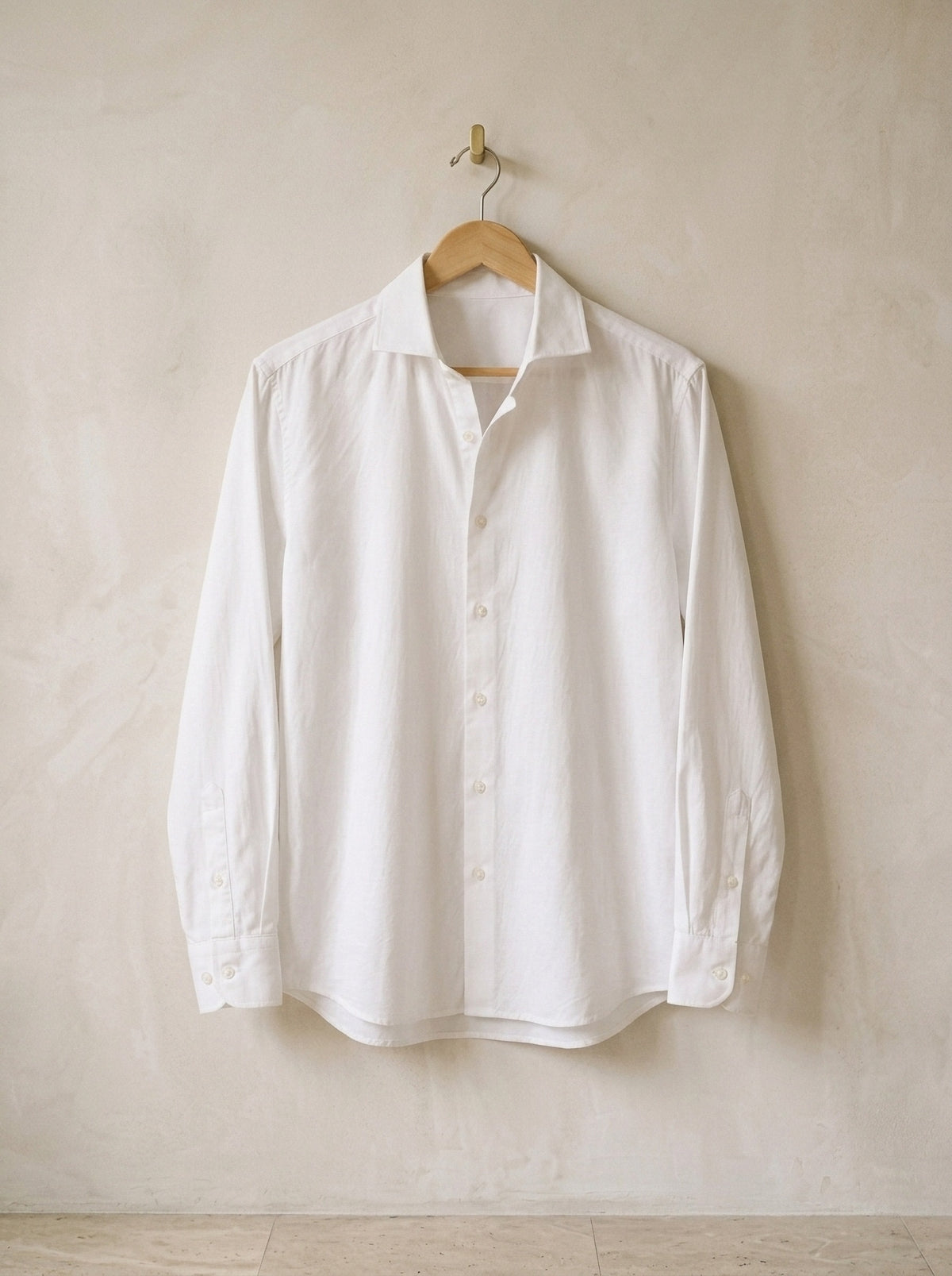 Branco | Camisa lisa manga longa Kilkenny branco – peça sozinha, no cabide de madeira