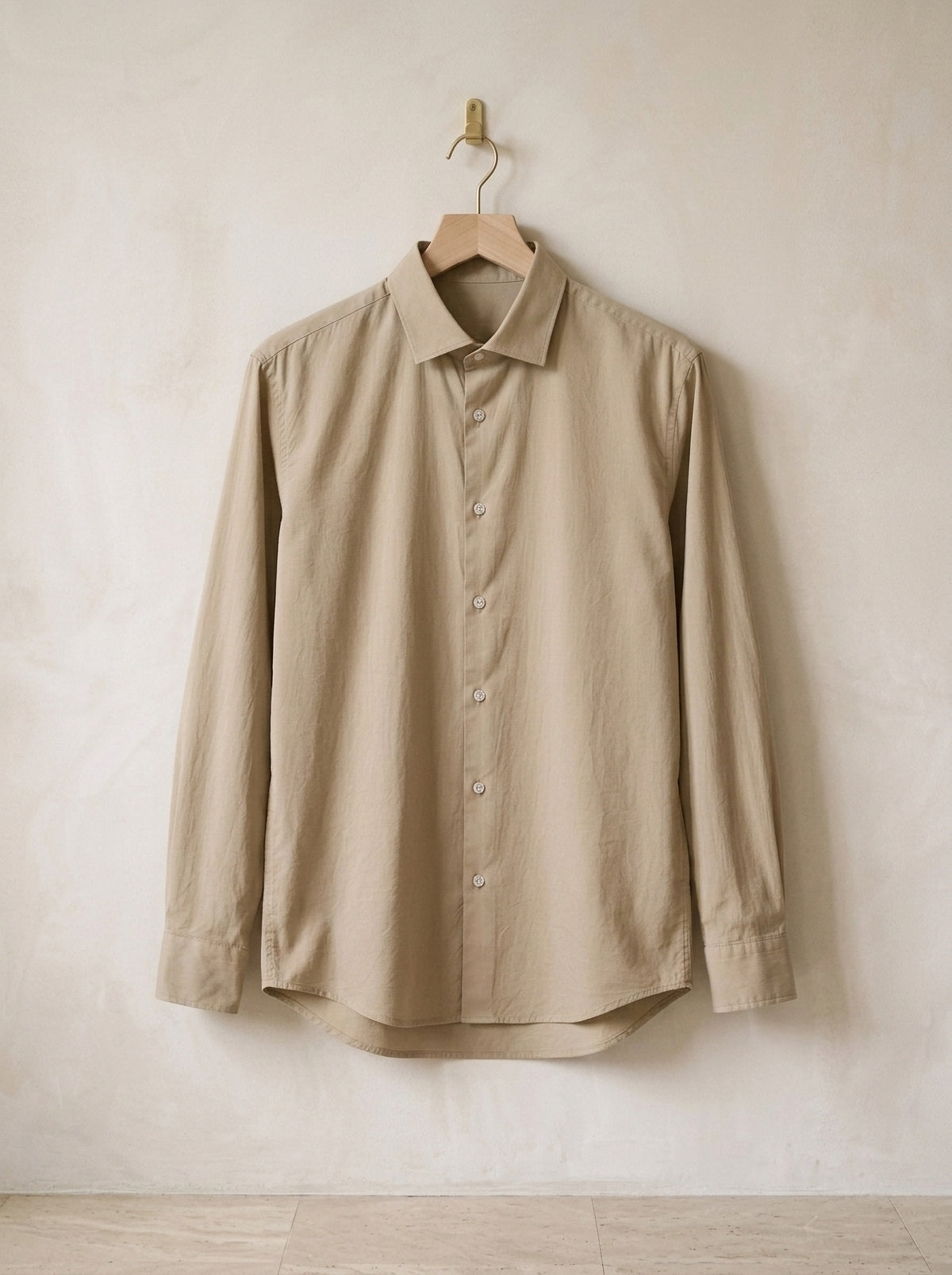 Caqui | Camisa lisa manga longa Kilkenny caqui – peça sozinha, no cabide de madeira