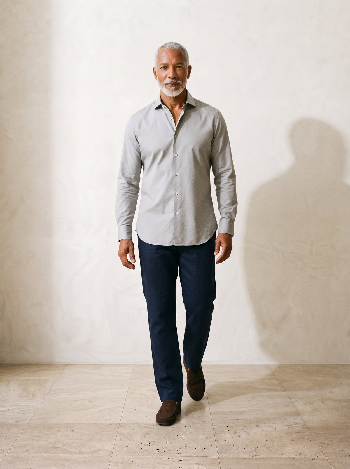 Cinza-claro | Camisa lisa manga longa Kilkenny cinza-claro – corpo inteiro, modelo caminhando