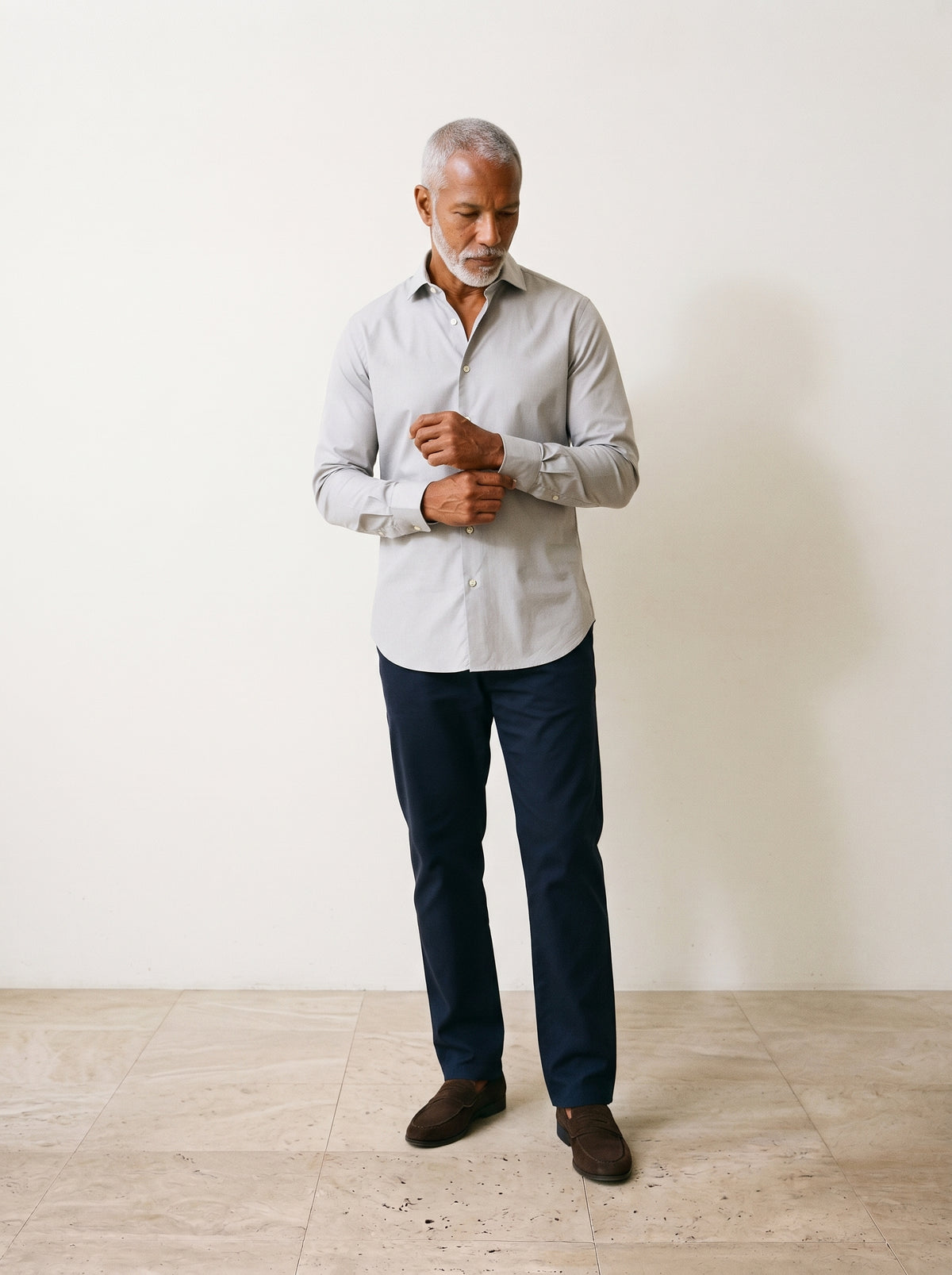 Cinza-claro | Camisa lisa manga longa Kilkenny cinza-claro – modelo ajustando a manga