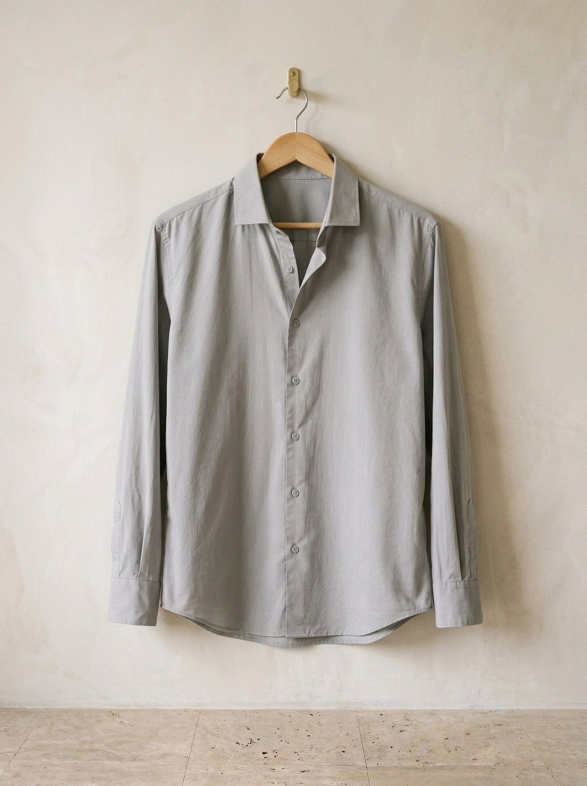 Cinza-claro | Camisa lisa manga longa Kilkenny cinza-claro – peça sozinha, no cabide de madeira