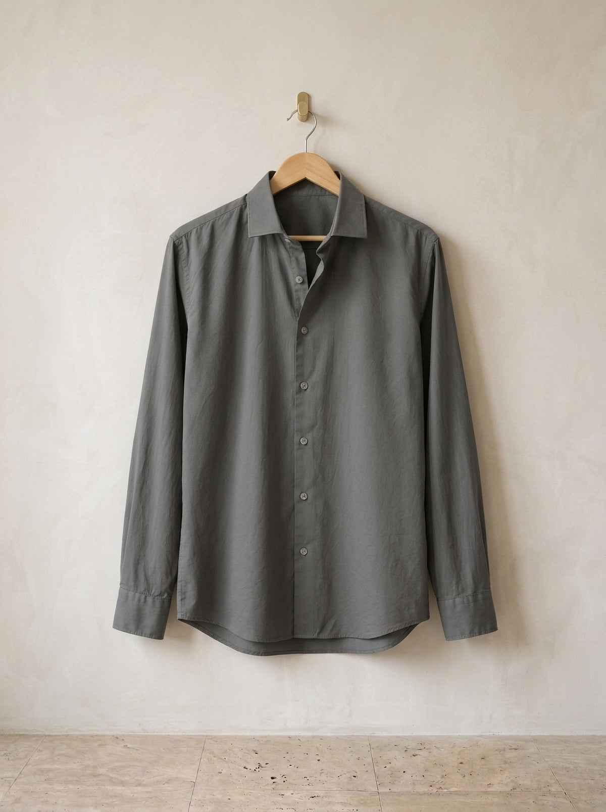 Cinza-escuro | Camisa lisa manga longa Kilkenny cinza-escuro – peça sozinha, no cabide de madeira