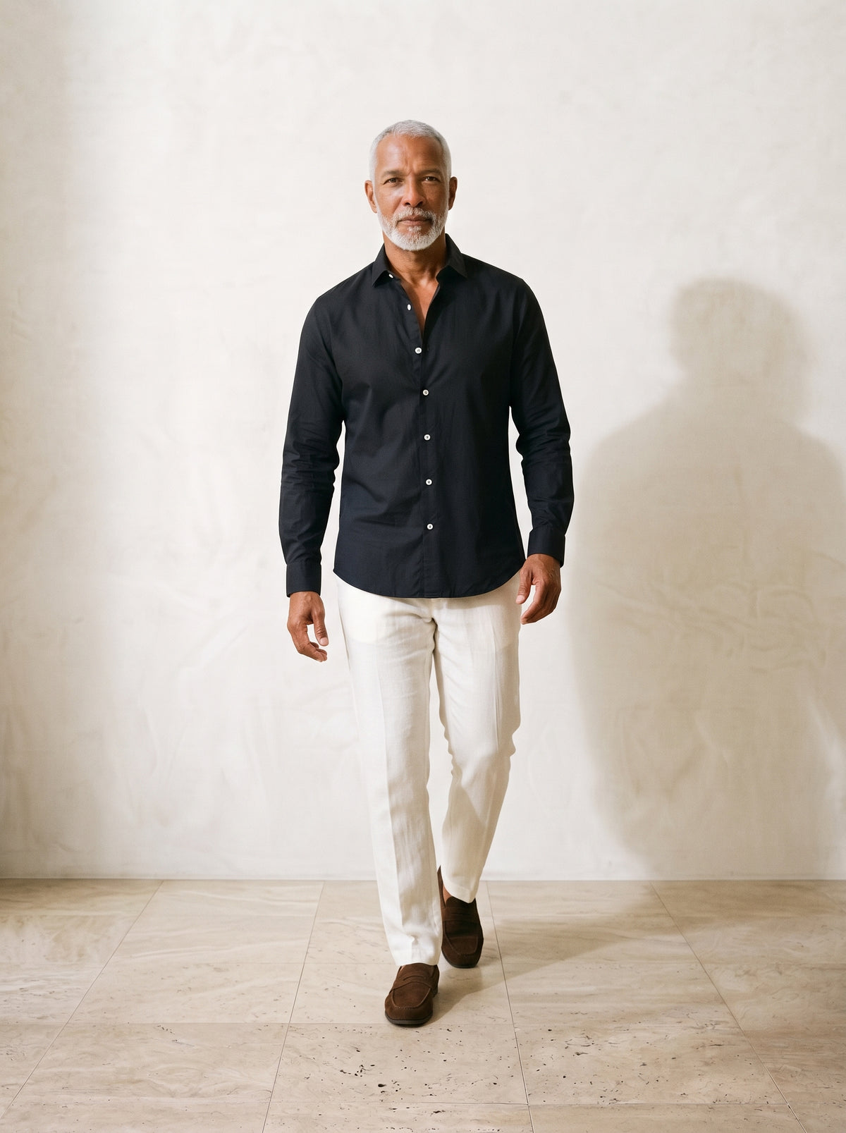 Preto | Camisa lisa manga longa Kilkenny preto – corpo inteiro, modelo caminhando