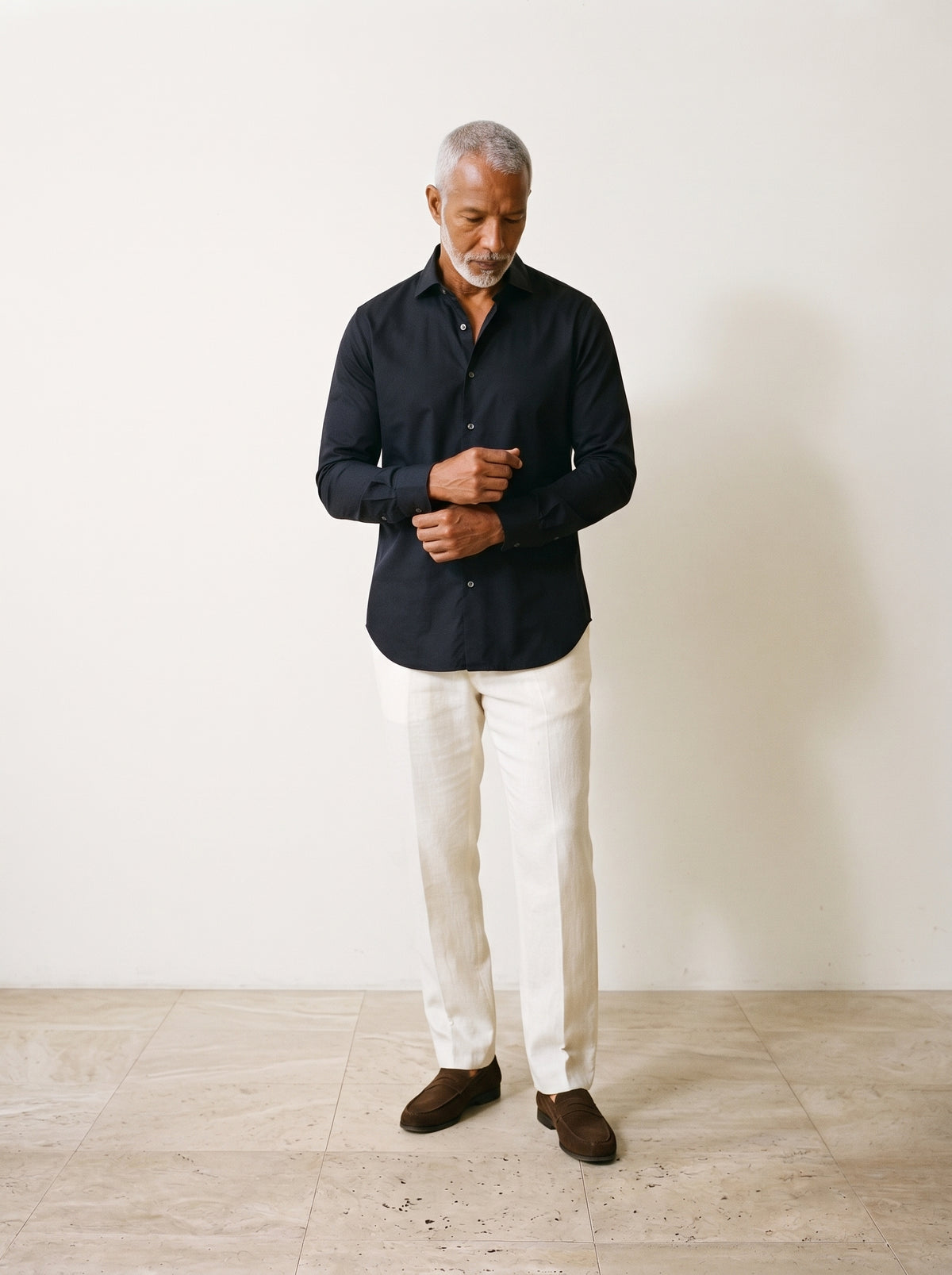Preto | Camisa lisa manga longa Kilkenny preto – modelo ajustando a manga