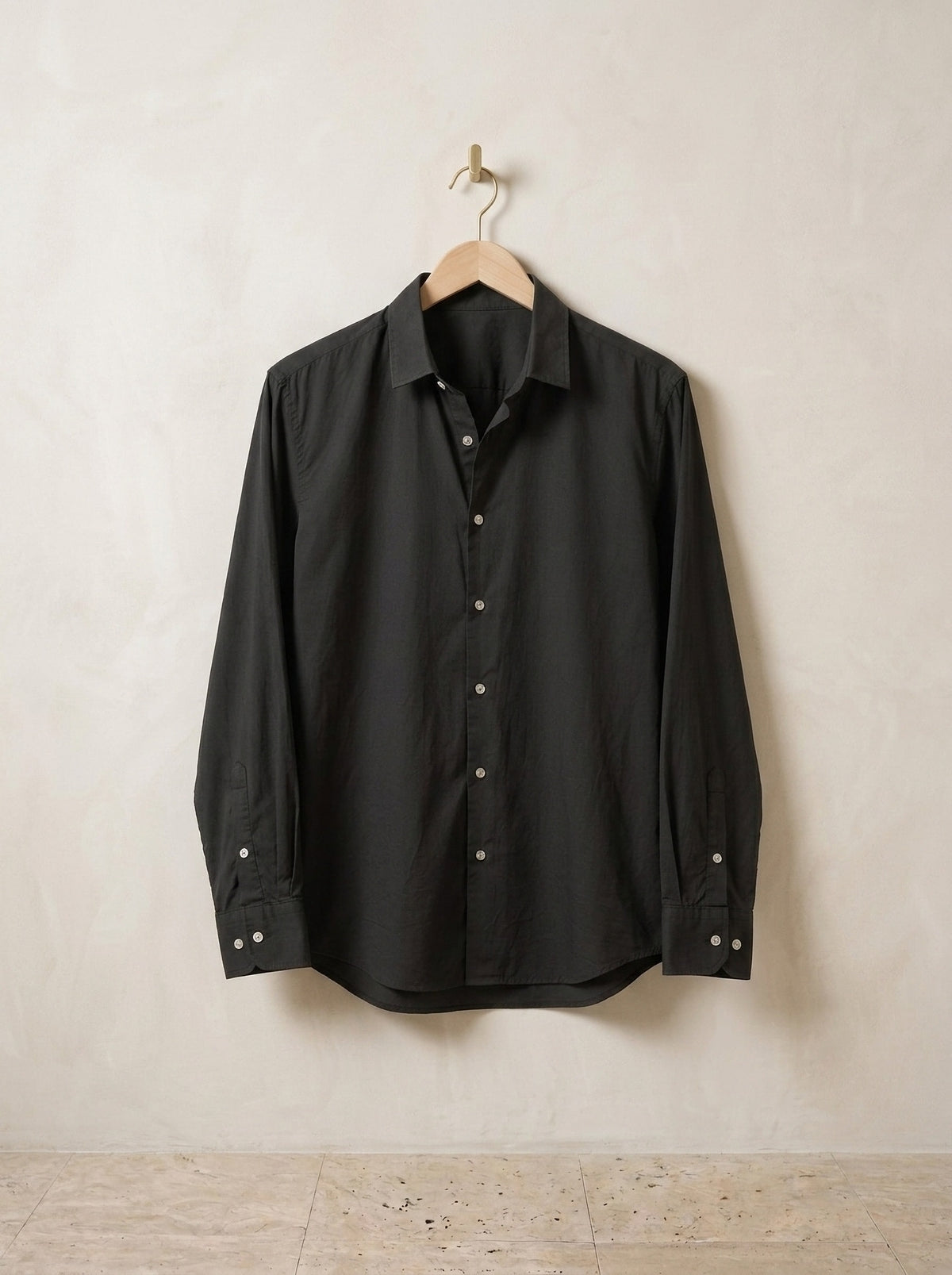 Preto | Camisa lisa manga longa Kilkenny preto – peça sozinha, no cabide de madeira
