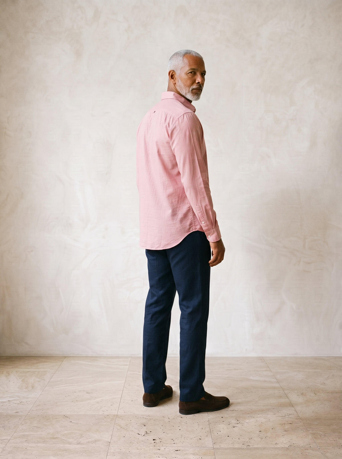 Rosa | Camisa lisa manga longa Kilkenny rosa – costas, olhando por cima do ombro
