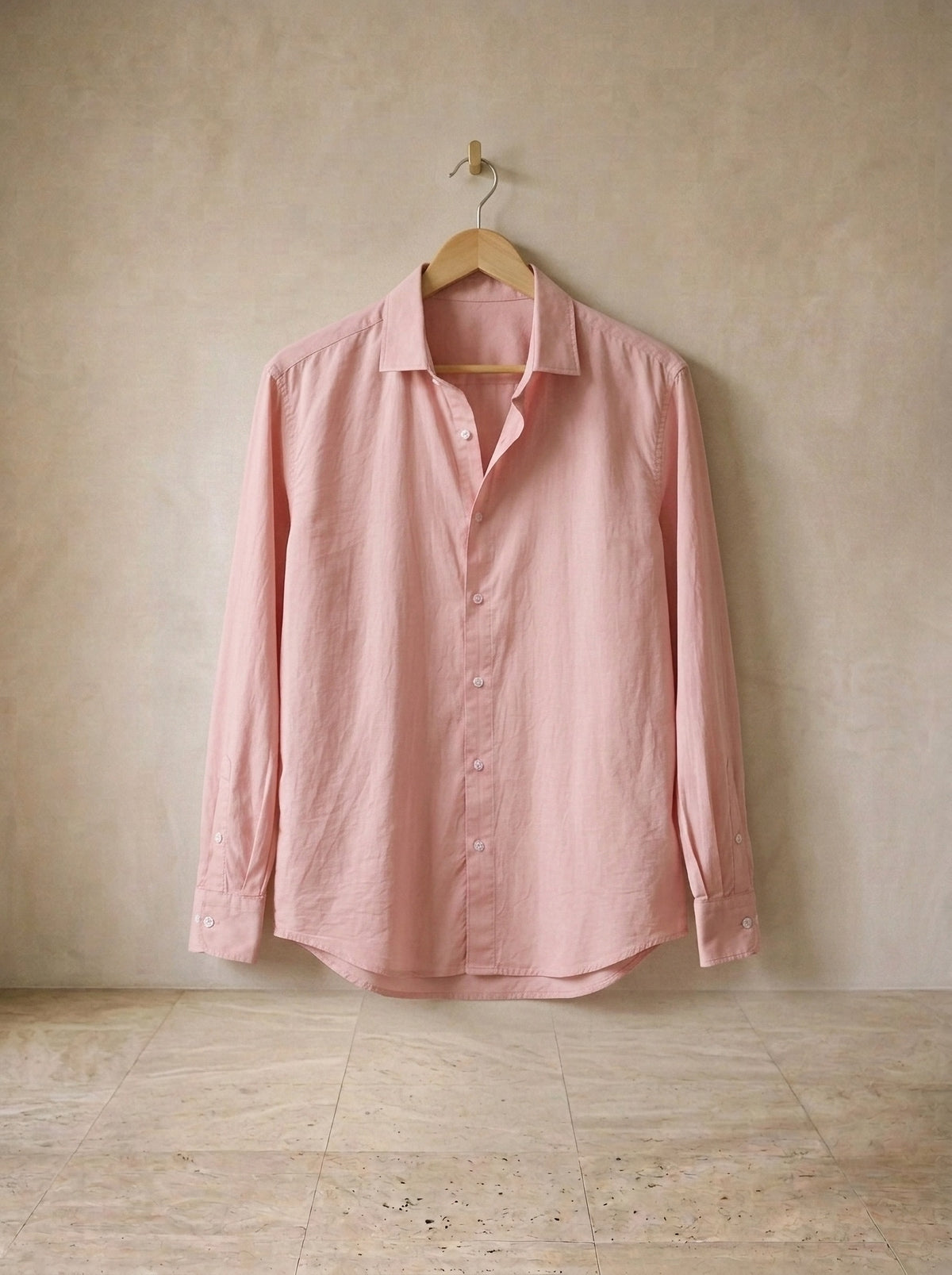 Rosa | Camisa lisa manga longa Kilkenny rosa – peça sozinha, no cabide de madeira