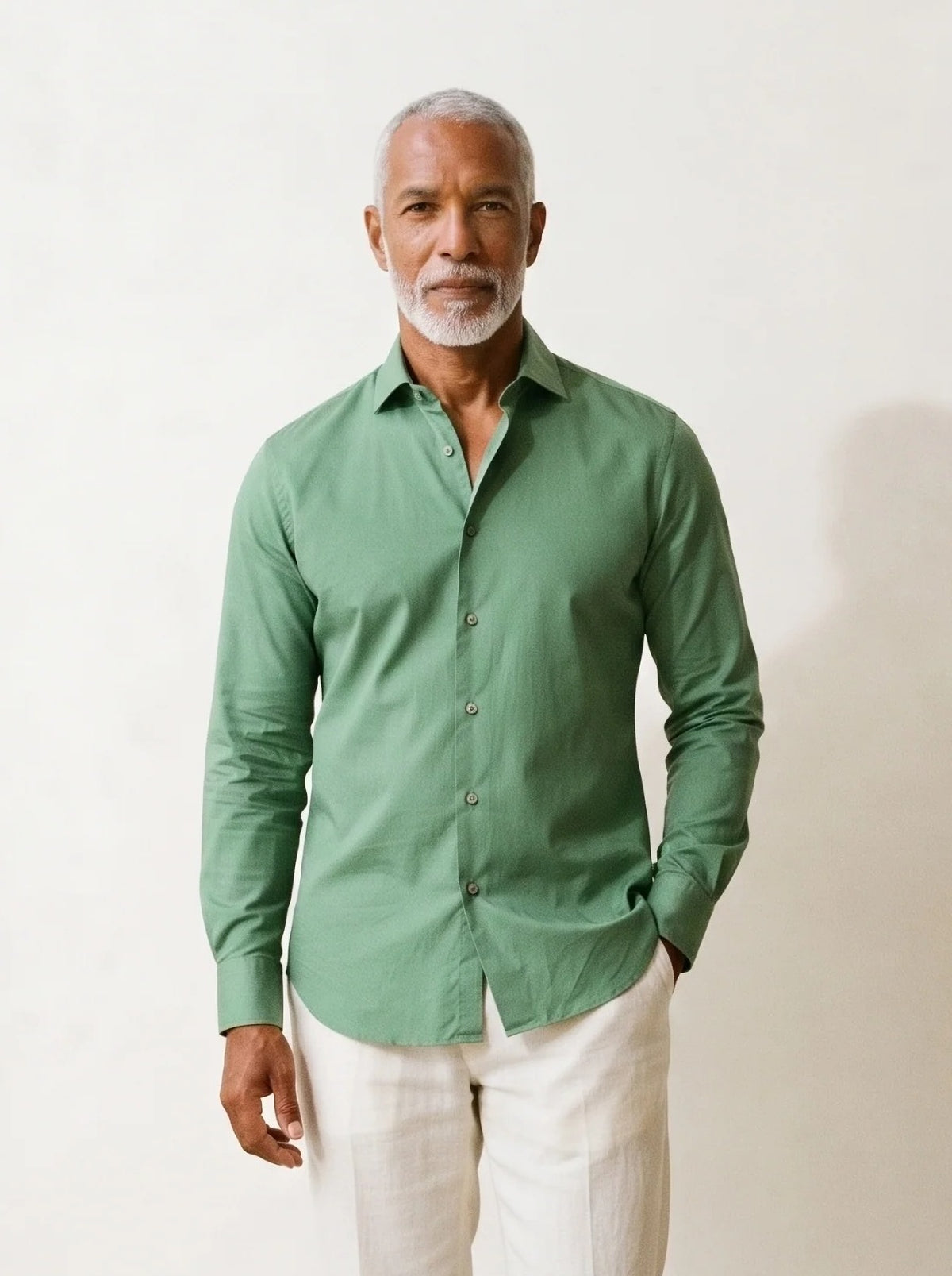 Verde | Camisa lisa manga longa Kilkenny verde – vista de frente, recorte próximo