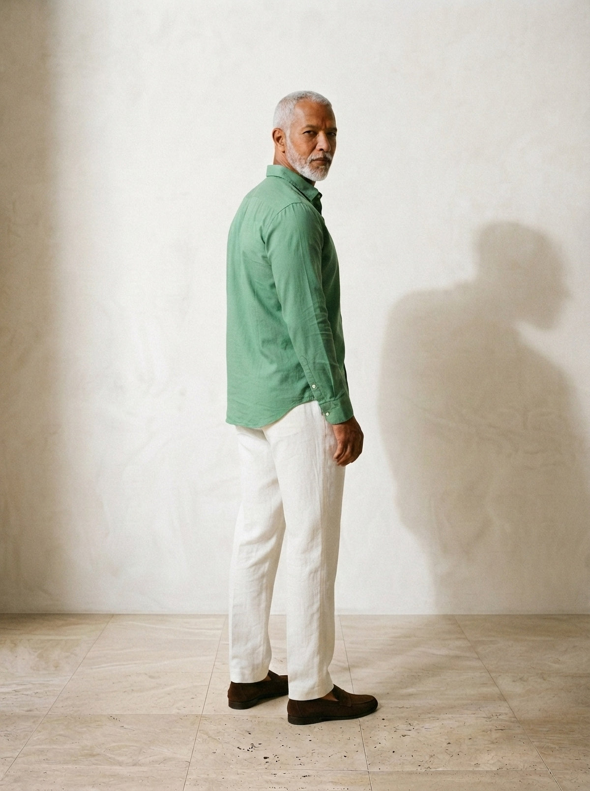 Verde | Camisa lisa manga longa Kilkenny verde – costas, olhando por cima do ombro
