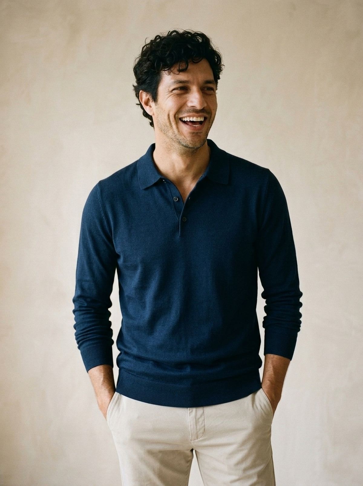Azul-marinho | Camisa polo de tricot Killarney azul-marinho – modelo sorrindo, recorte médio