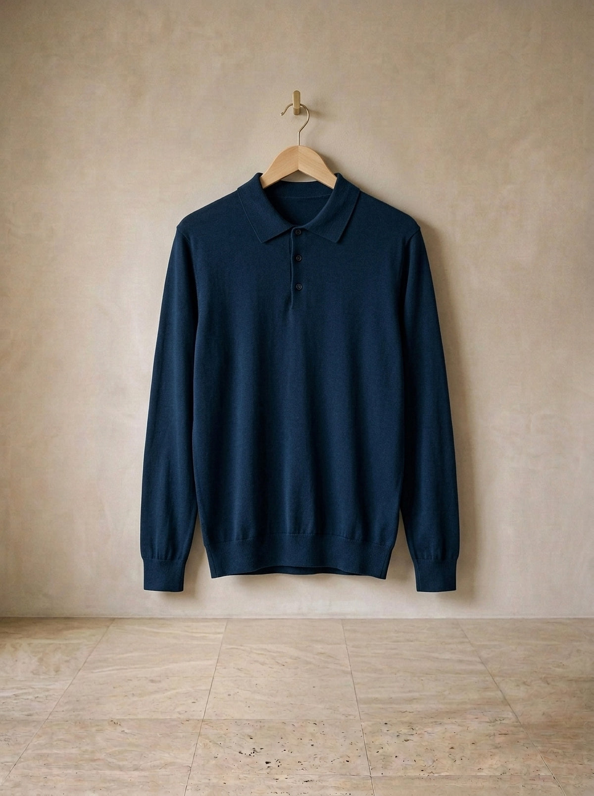 Azul-marinho | Camisa polo de tricot Killarney azul-marinho – peça sozinha, no cabide de madeira